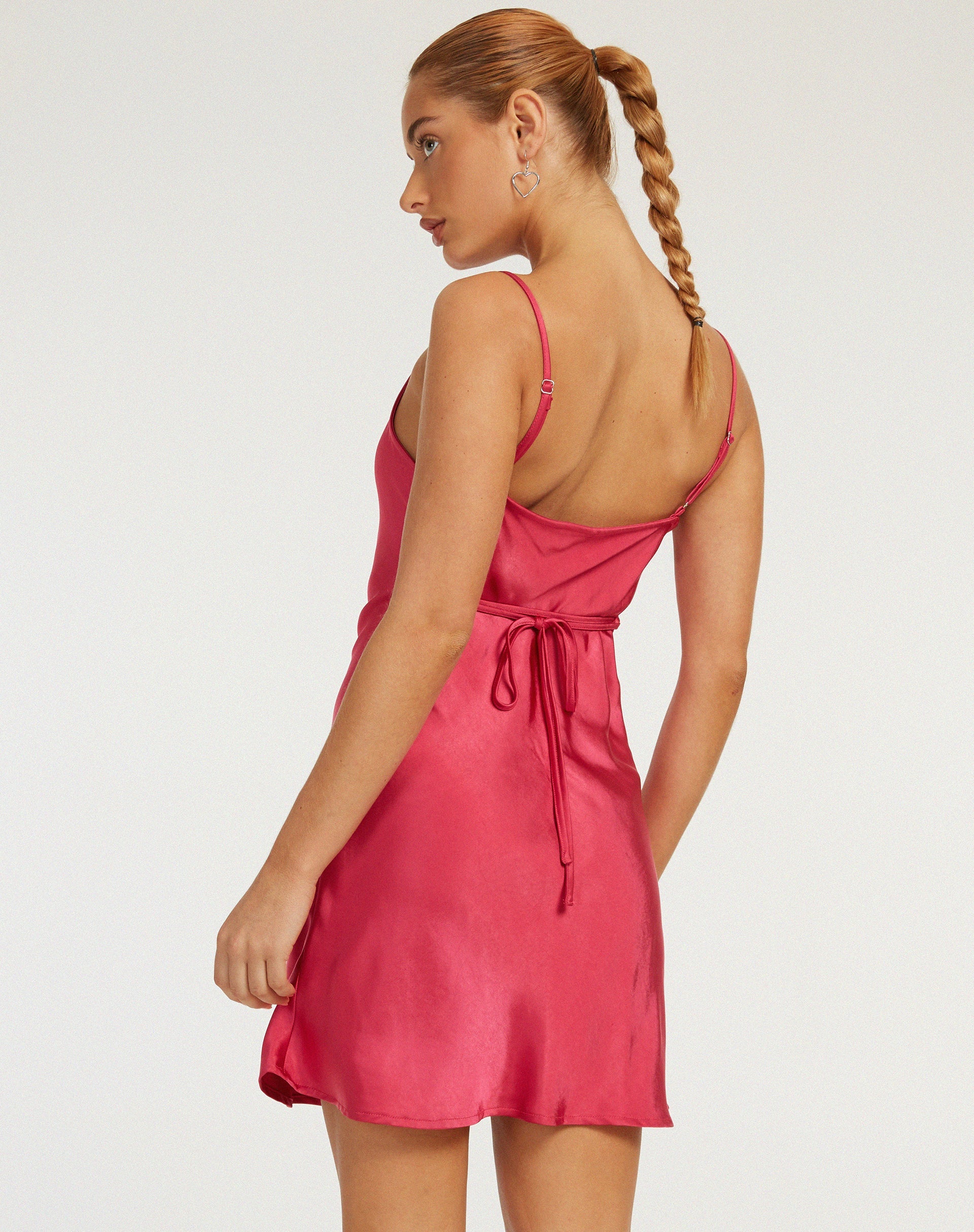 immagine di Paiva Slip Dress in raso rosa scuro brillante