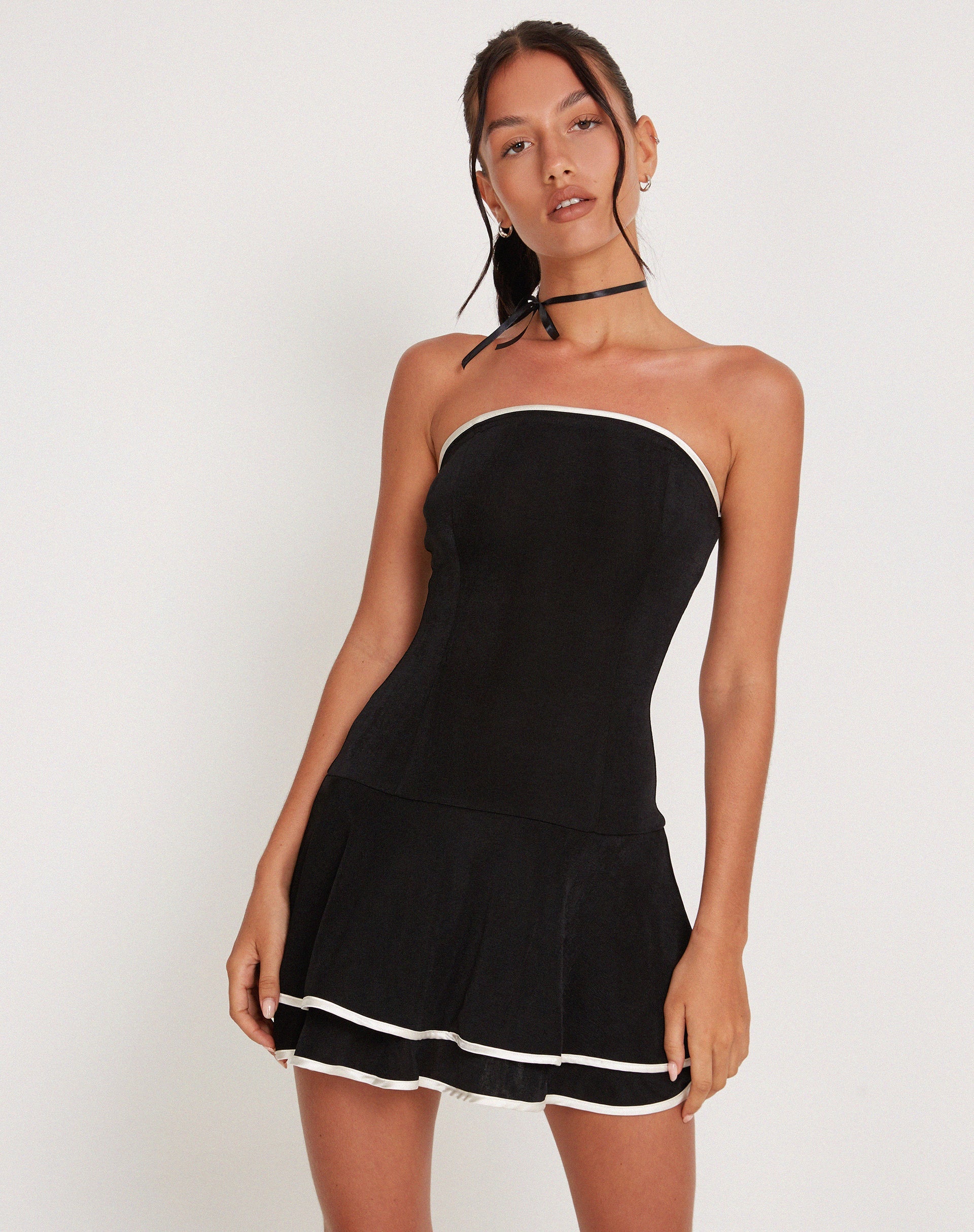 Immagine di Samira Mini Dress a fascia in nero con rilegatura in avorio