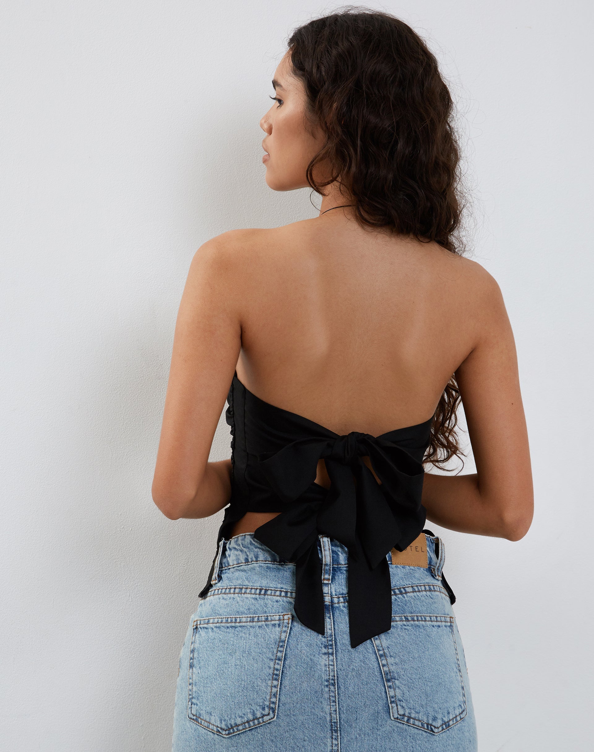 Immagine di Tahari Tie Back Longline Tube Top in nero