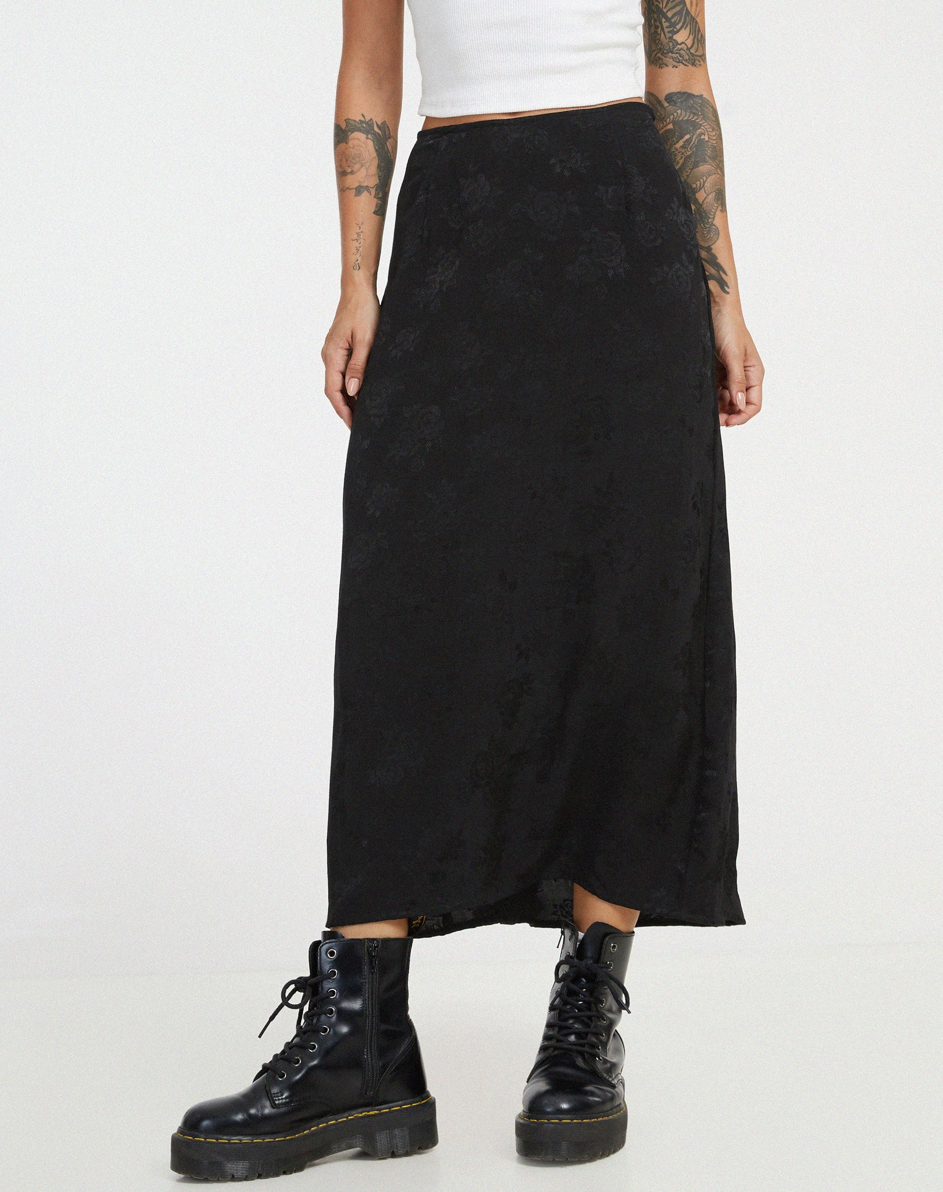 immagine di Rindu Midi Skirt in Satin Rose Nero