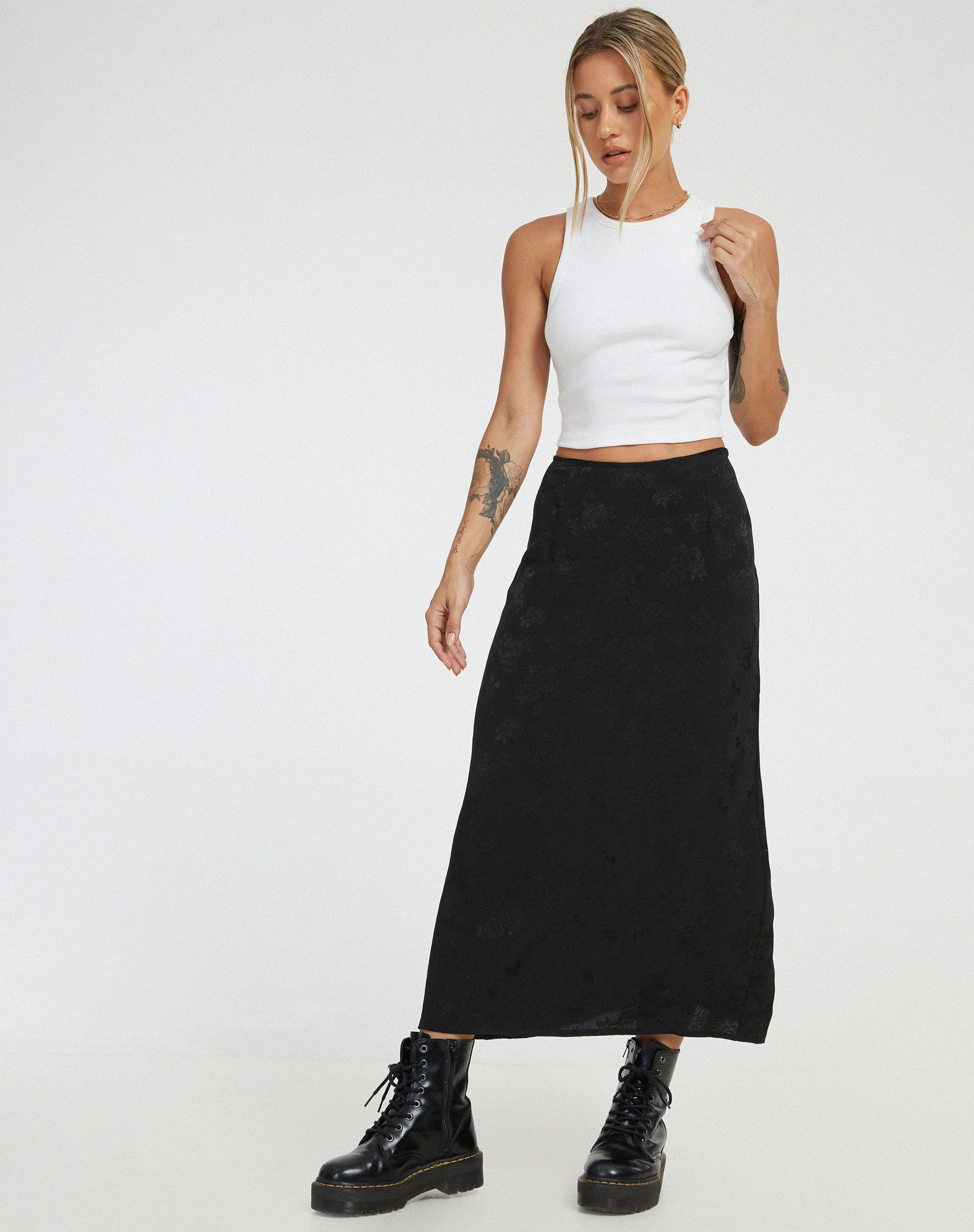 immagine di Rindu Midi Skirt in Satin Rose Nero