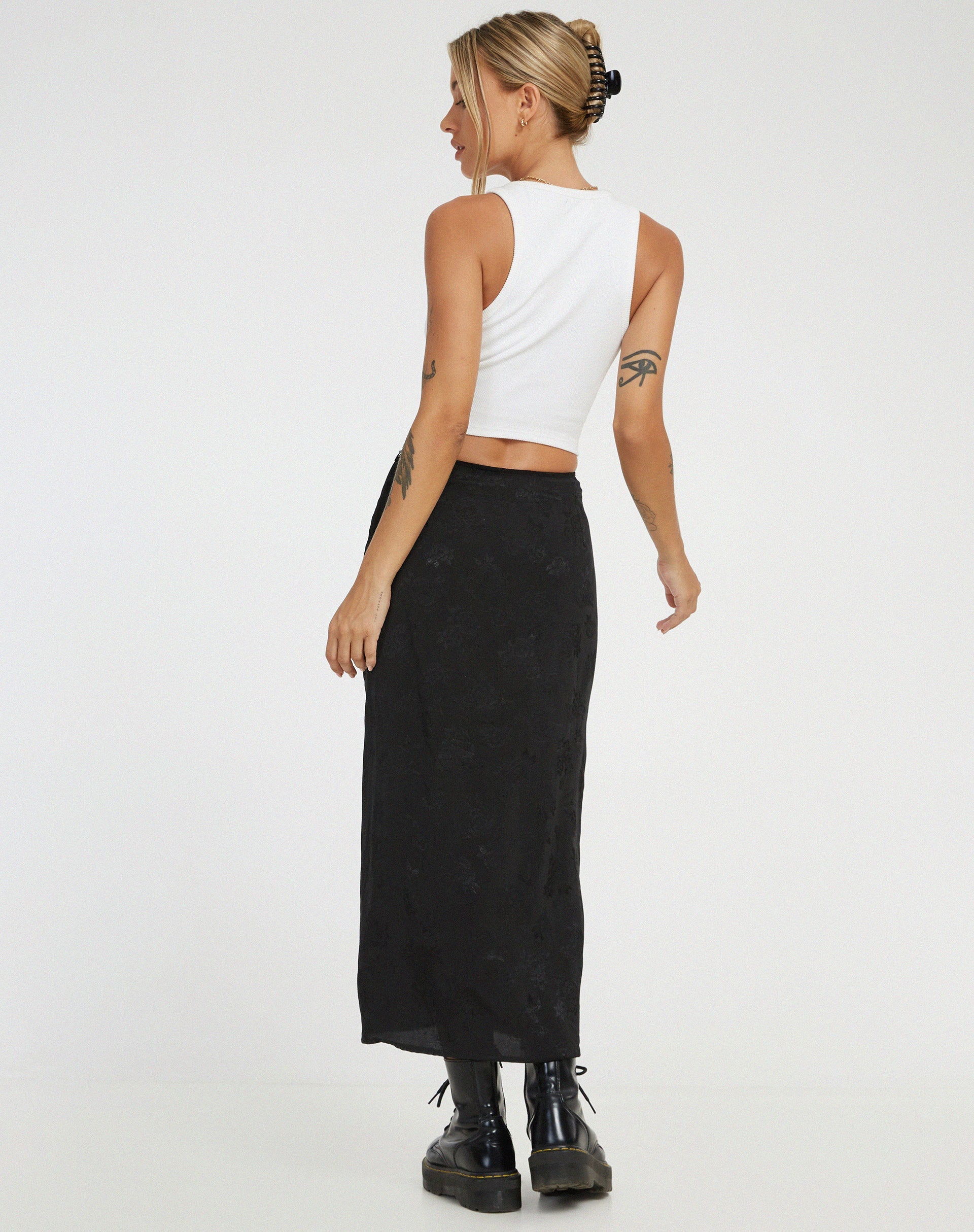 immagine di Rindu Midi Skirt in Satin Rose Nero