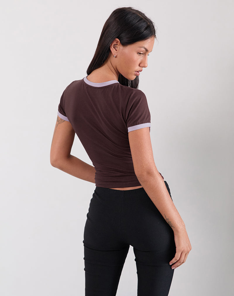 Immagine di Rinea Tee Top in cioccolato amaro con rilegatura viola e slogan Running Late