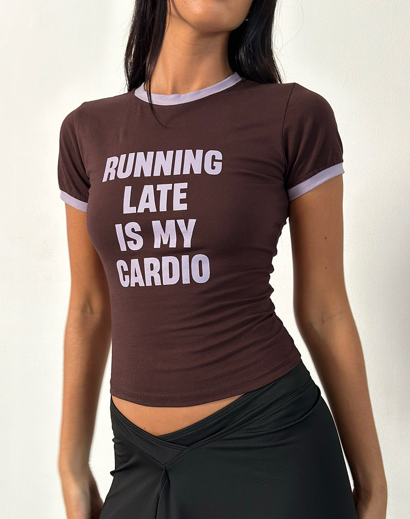 Immagine di Rinea Tee Top in cioccolato amaro con rilegatura viola e slogan Running Late