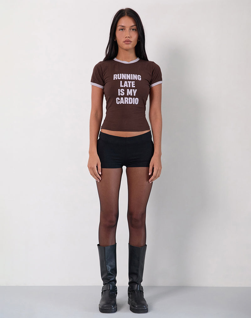 Rinea Tee Top in cioccolato amaro con bordatura viola e slogan Running Late