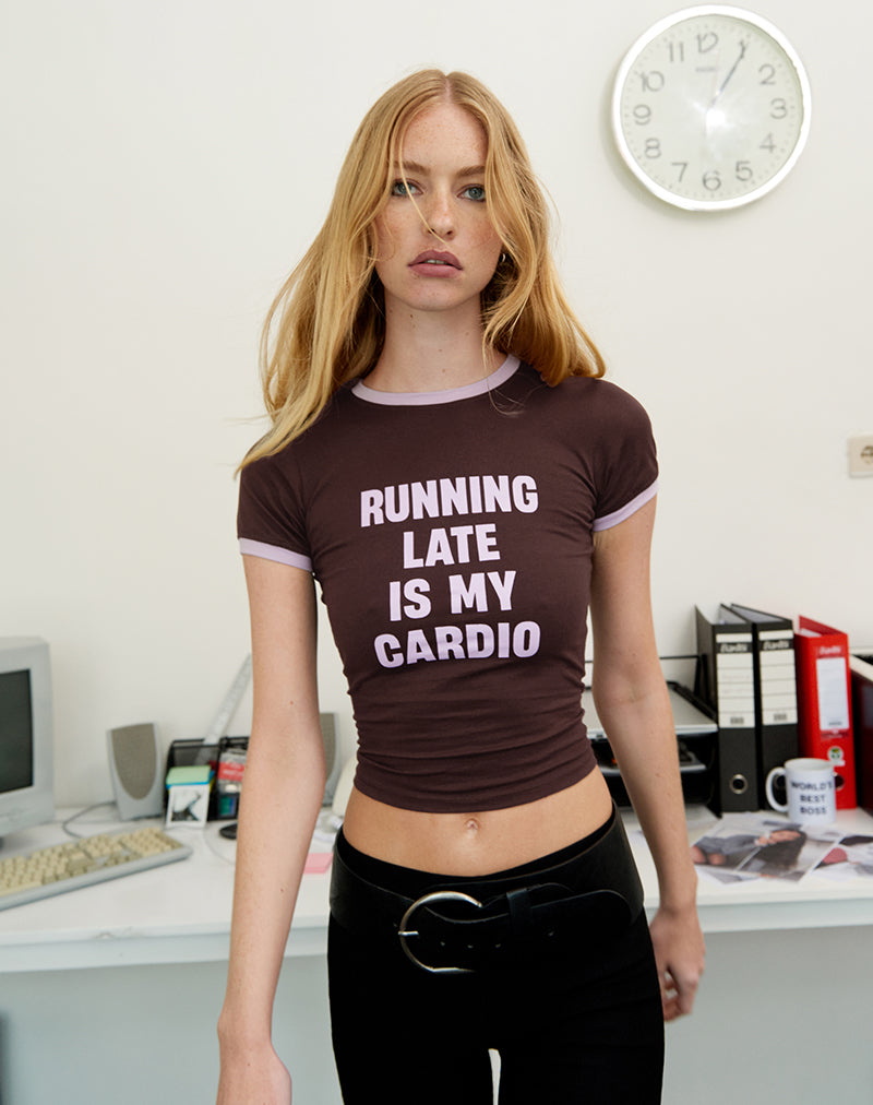 Rinea Tee Top in cioccolato amaro con bordatura viola e slogan Running Late