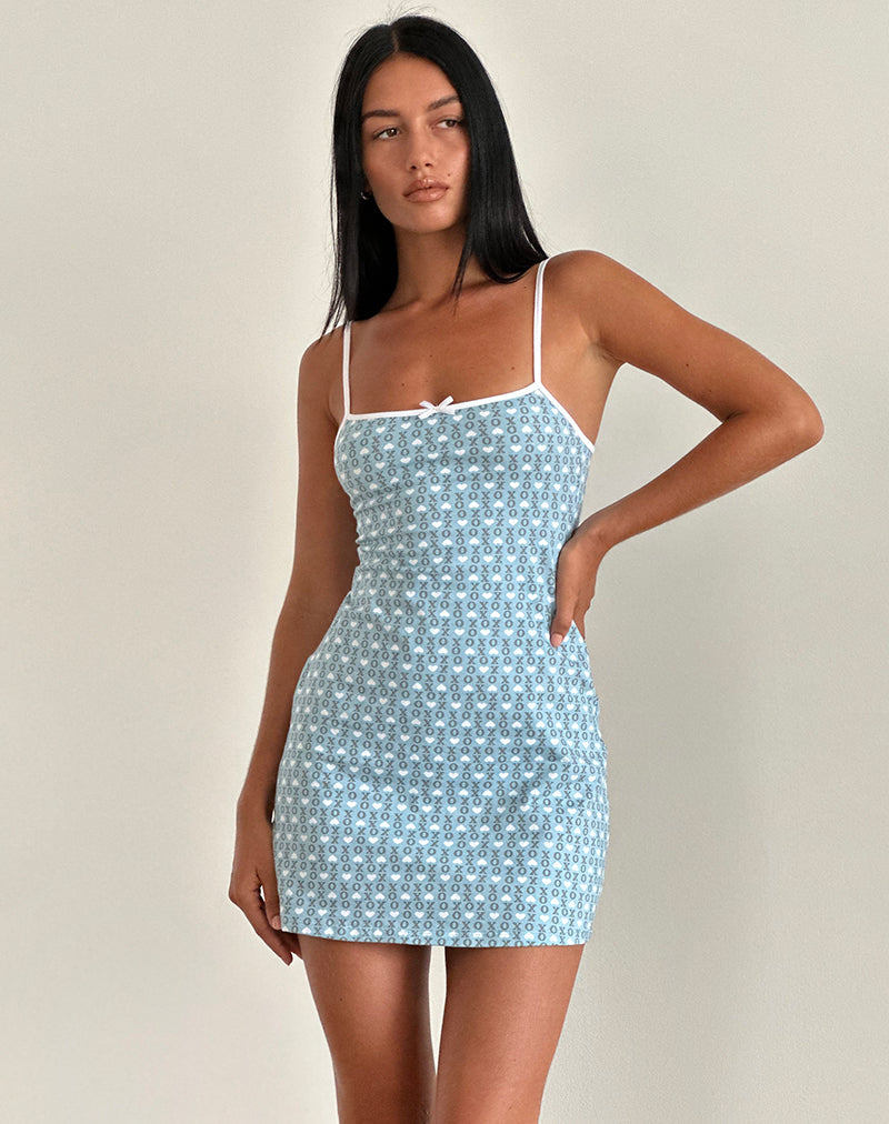 Immagine di Riniko Mini Dress in blu polvere con stampa a cuore XO e rilegatura bianca