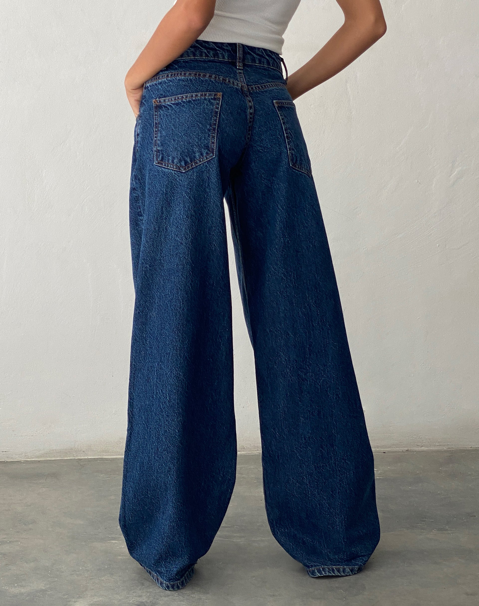 immagine di Jean strappati, extra larghi e a vita bassa, di colore blu medio usato