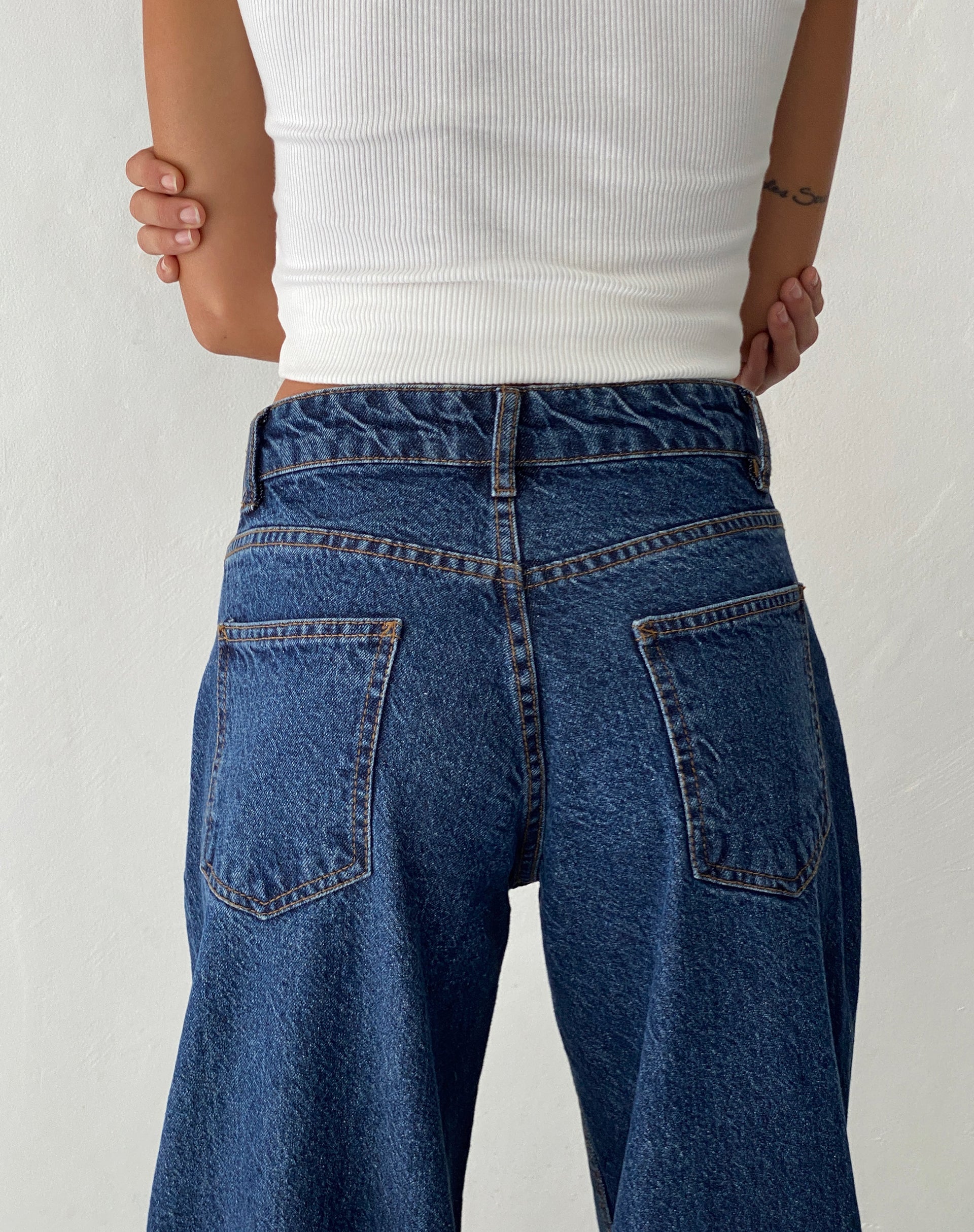 immagine di Jean strappati, extra larghi e a vita bassa, di colore blu medio usato