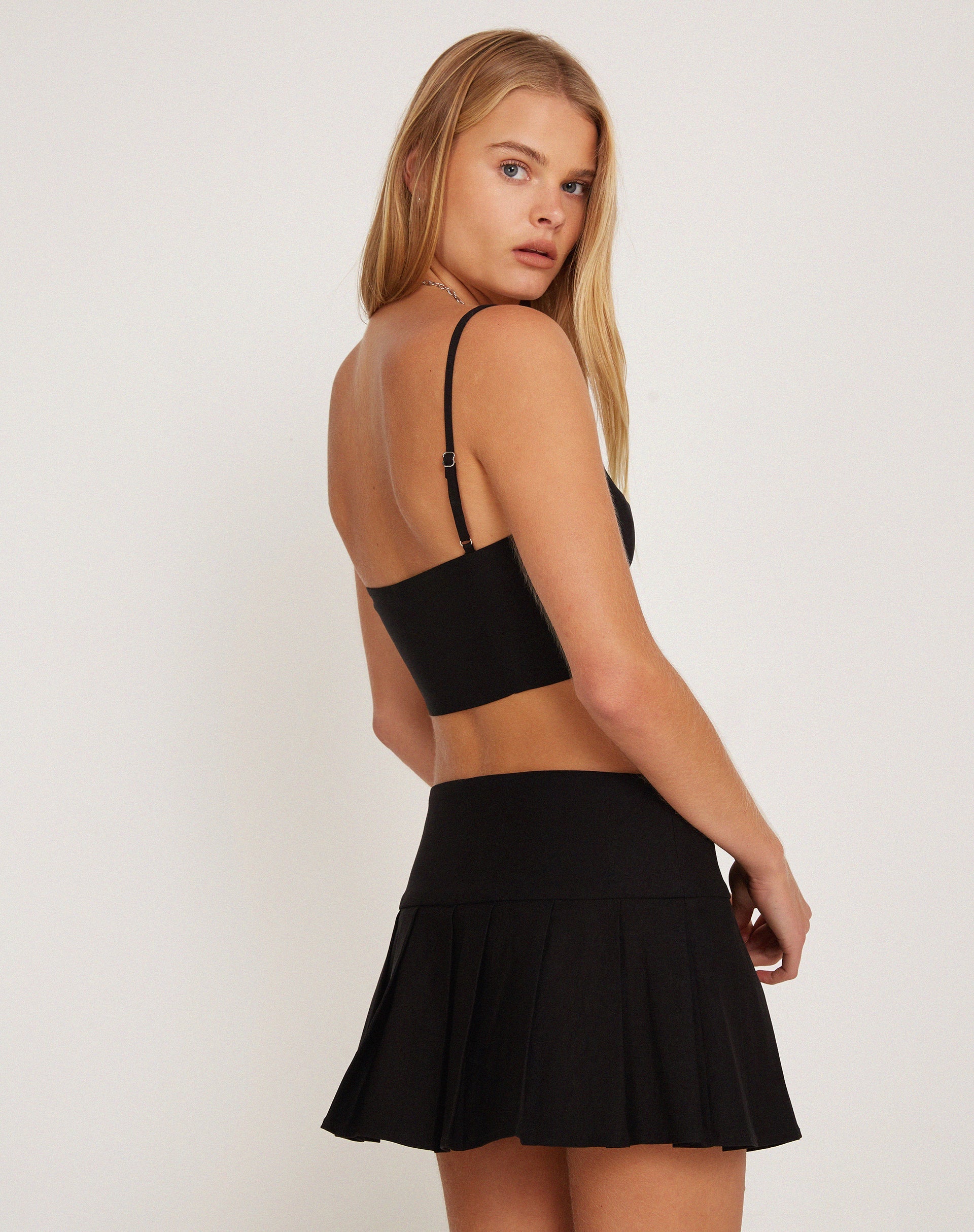 immagine di Rivas Crop Top in nero sartoriale con finiture blu pallido