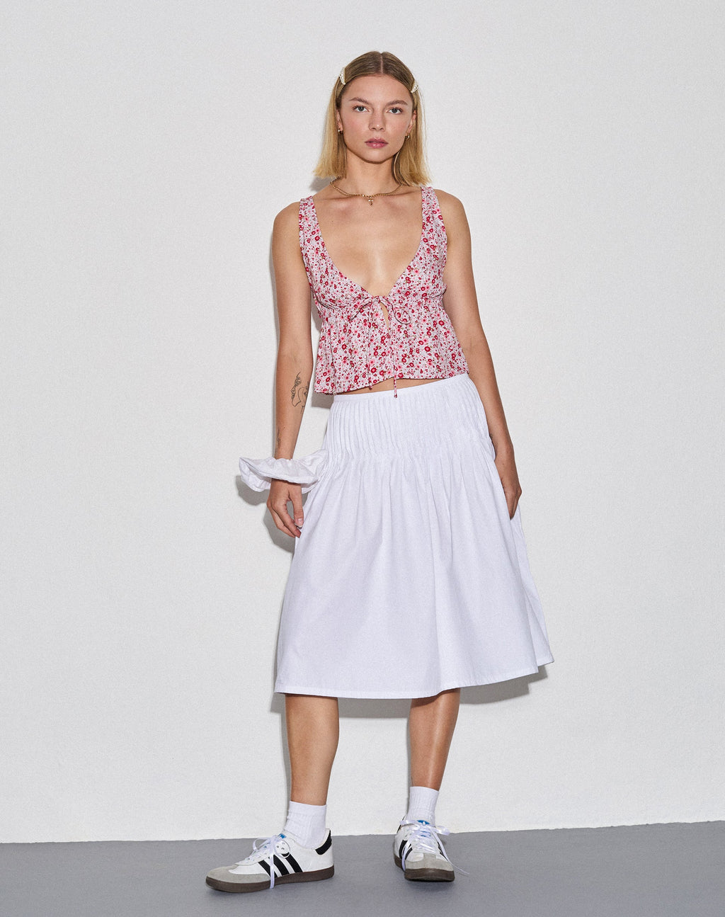 Rolia - Top con laccetti sul davanti in rosso fruscio floreale ditsy