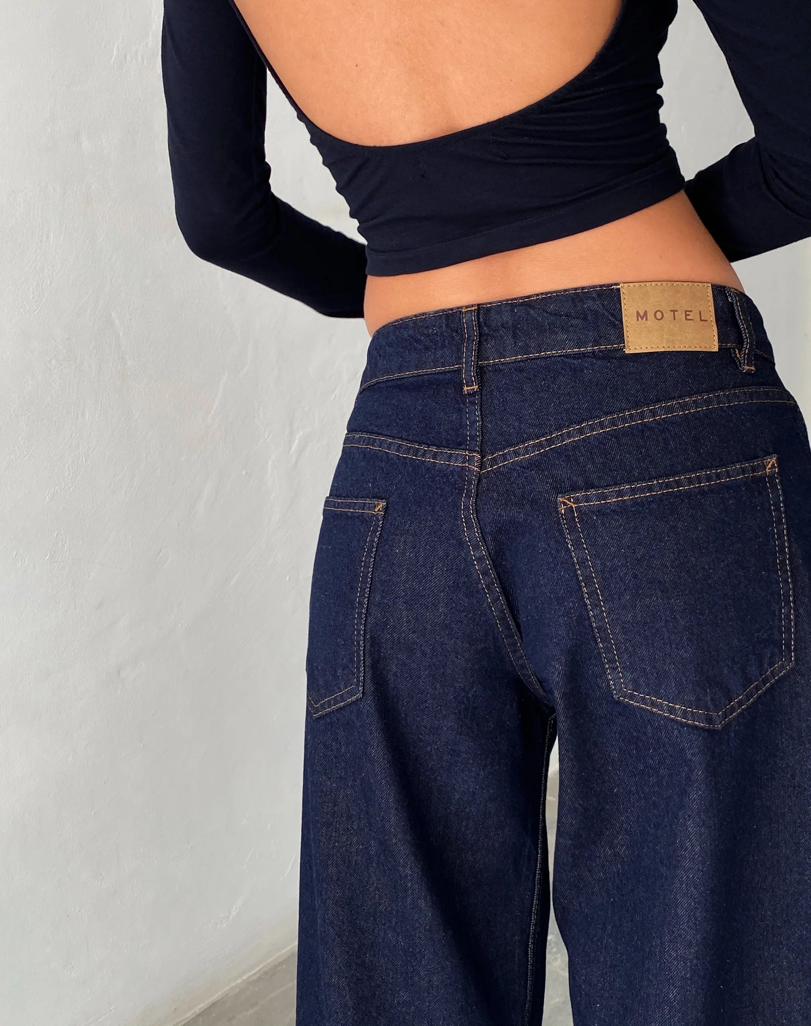 Immagine di Roomy Extra Wide Low Rise Jeans in Indigo