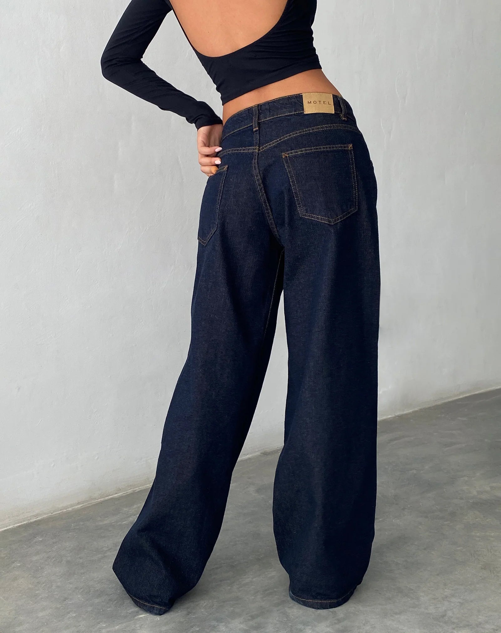 Immagine di Roomy Extra Wide Low Rise Jeans in Indigo