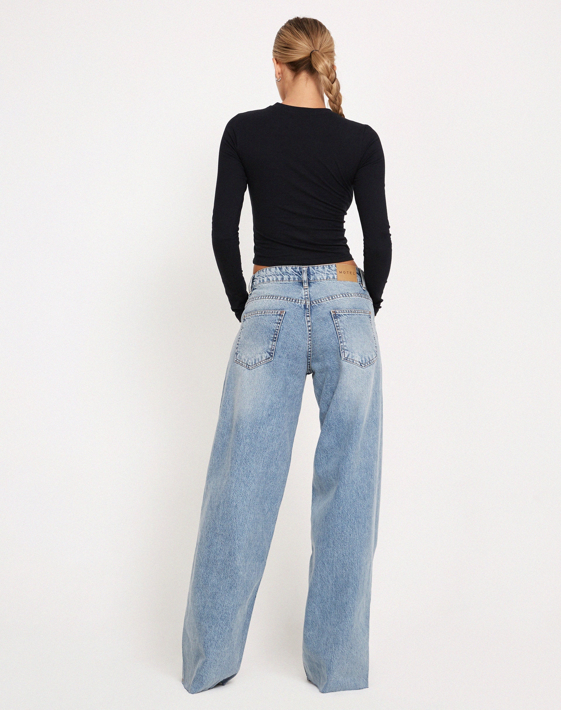 Immagine di Roomy Extra Wide Raw Hem Jeans in Vintage Blue Wash