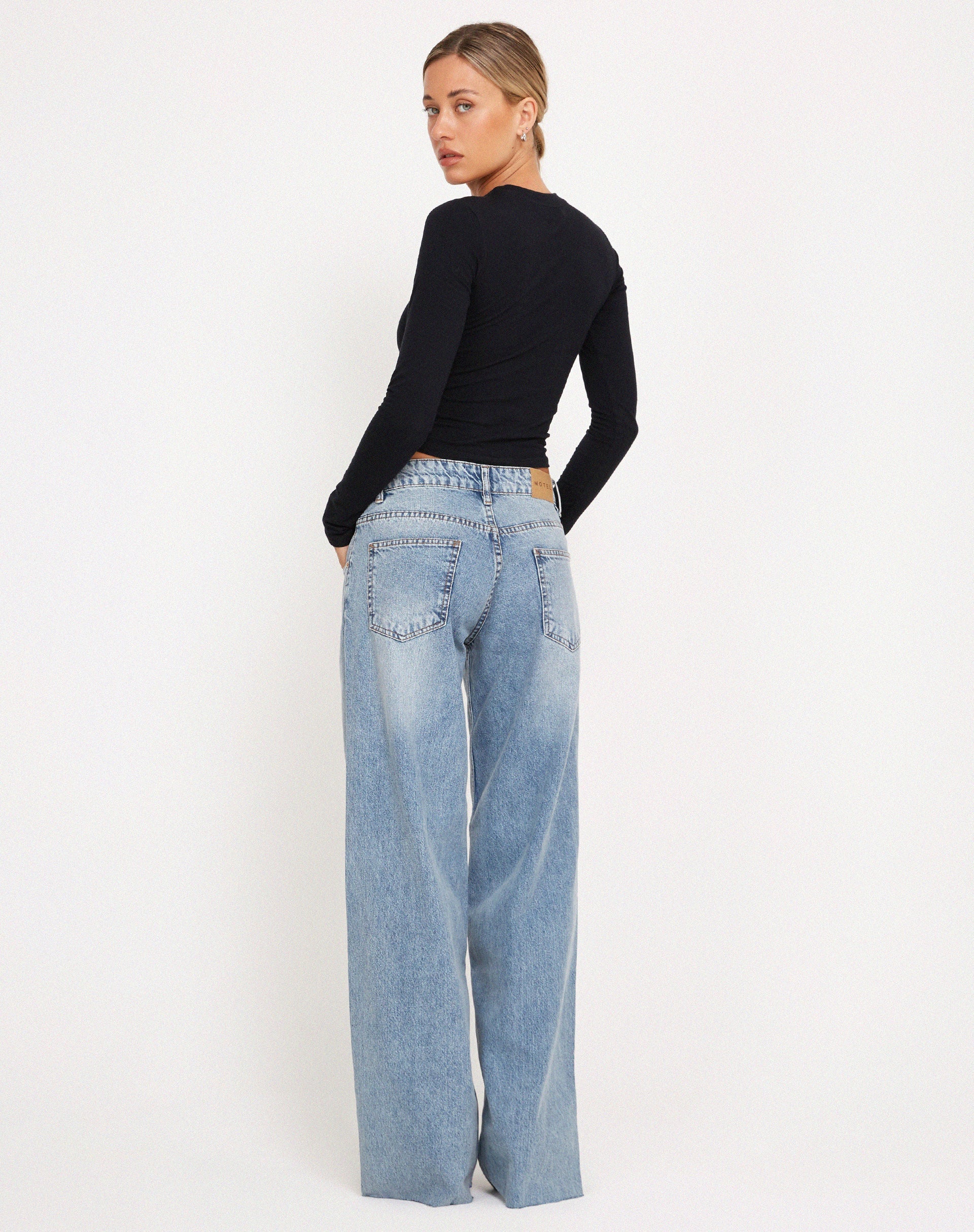 Immagine di Roomy Extra Wide Raw Hem Jeans in Vintage Blue Wash