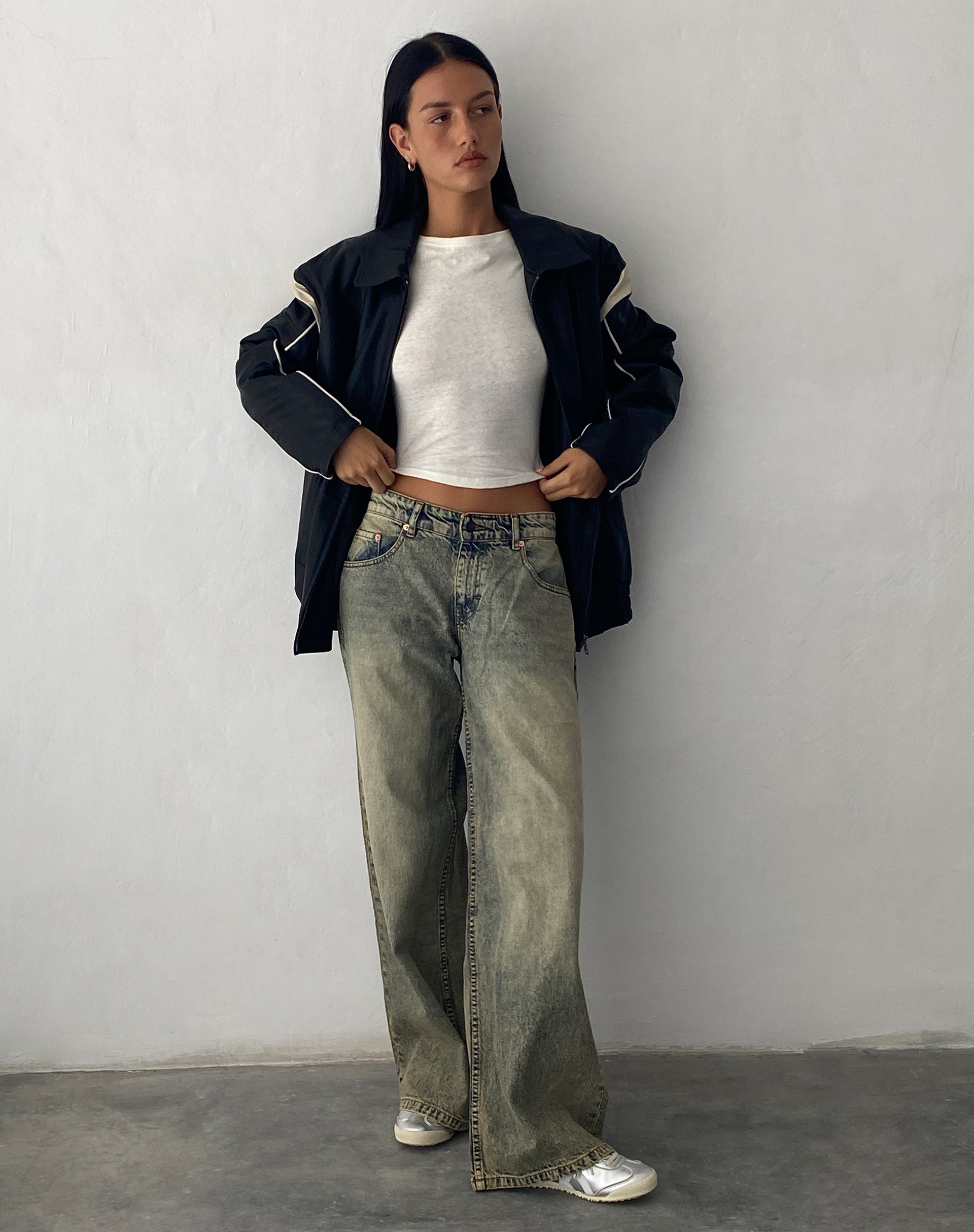 Immagine di Roomy Extra Wide Low Rise Jeans in Sand Wash Blue