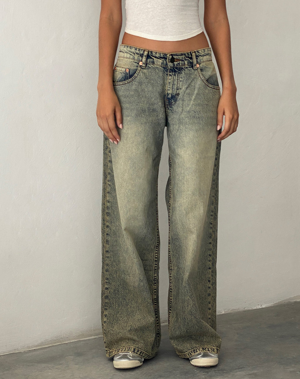 Jeans Roomy Extra Wide a vita bassa con lavaggio sabbia blu