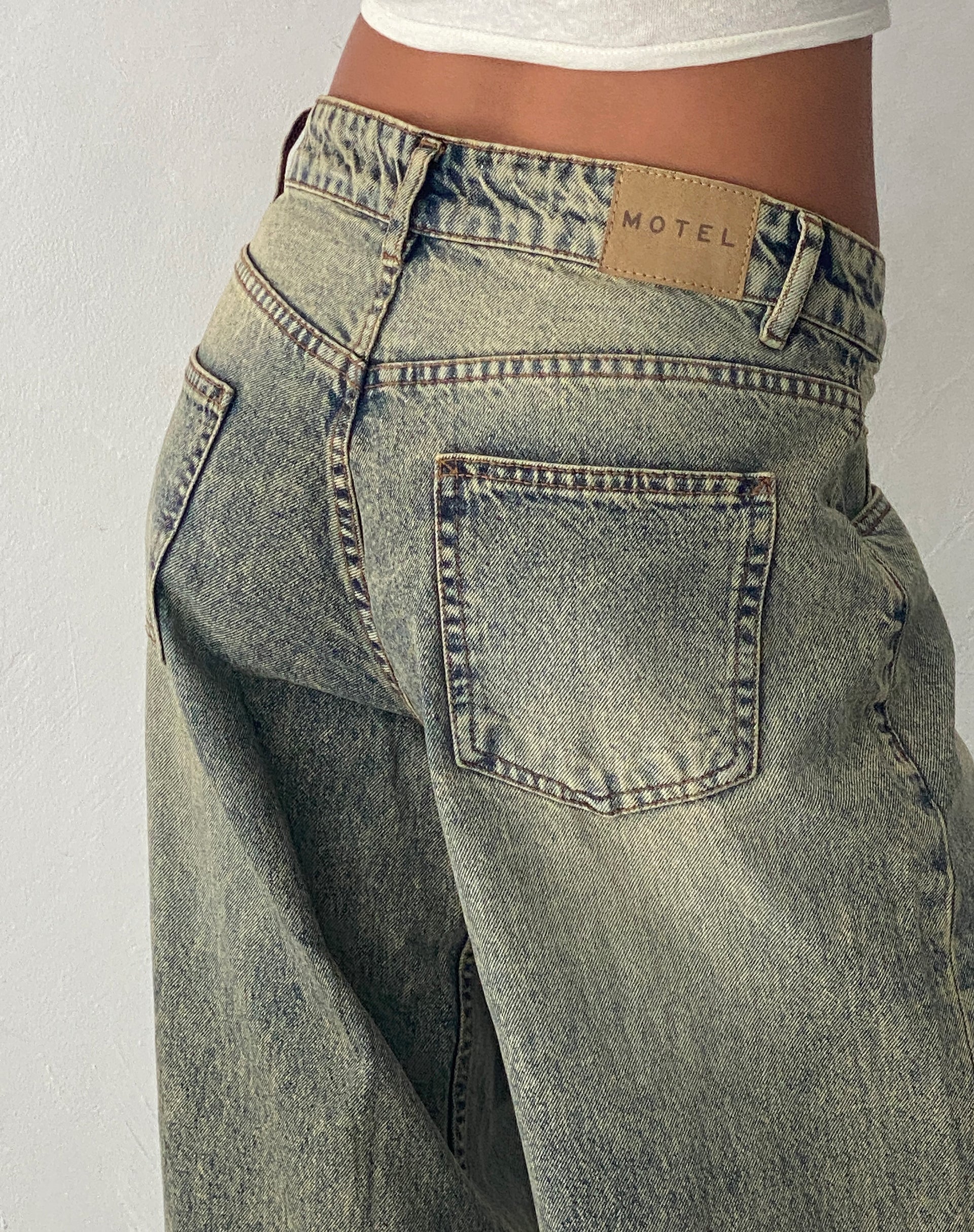 Immagine di Roomy Extra Wide Low Rise Jeans in Sand Wash Blue
