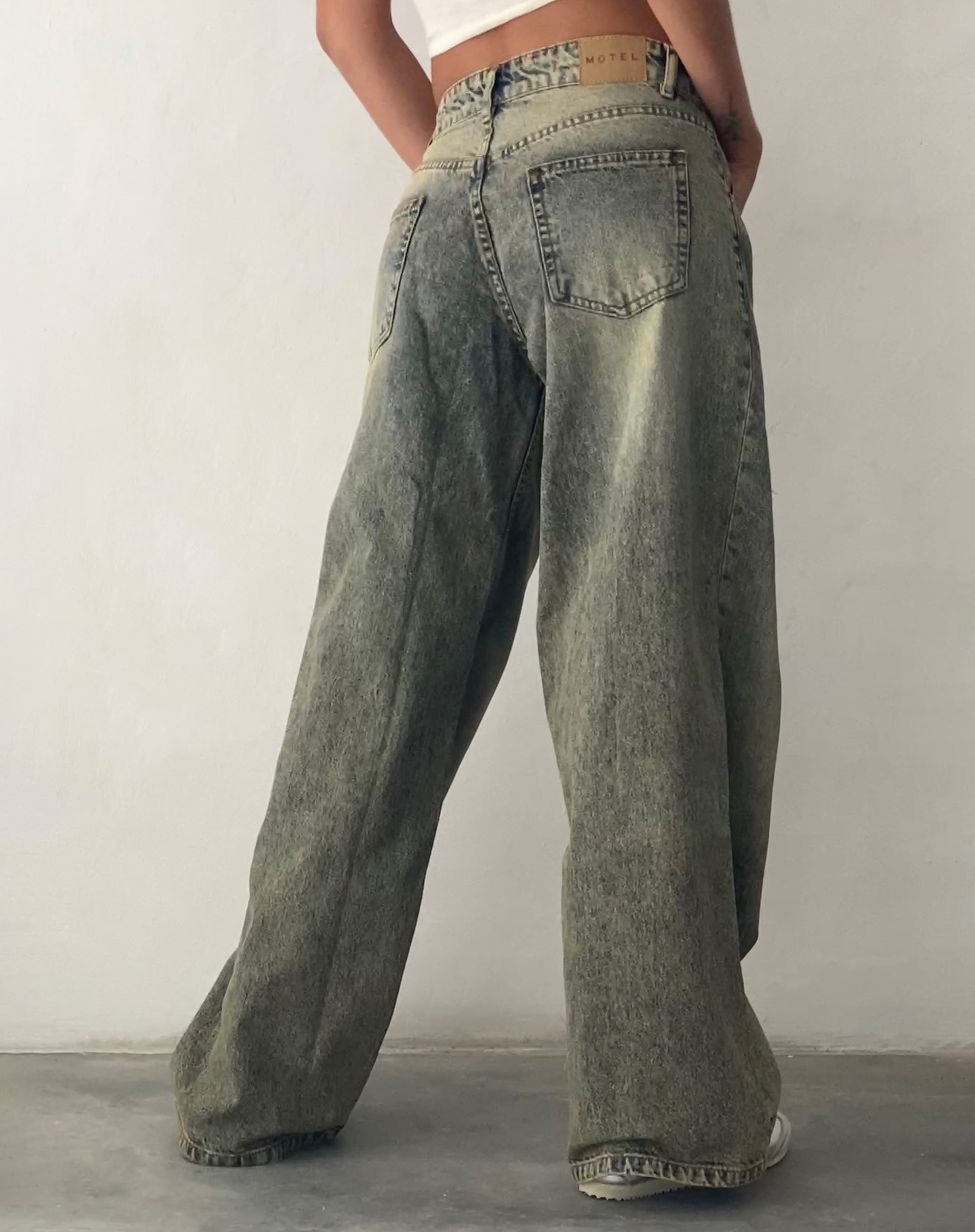 Immagine di Roomy Extra Wide Low Rise Jeans in Sand Wash Blue