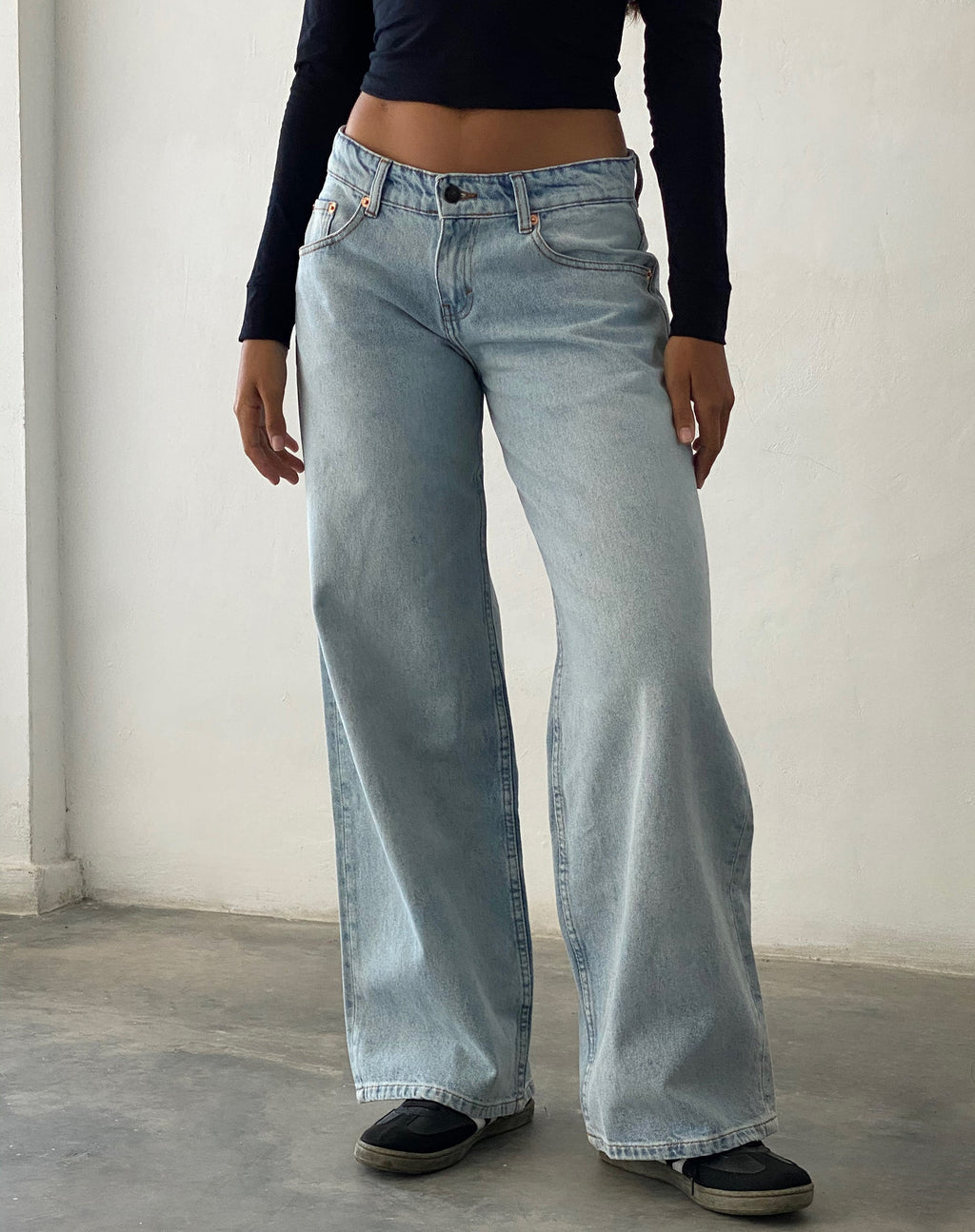 Jeans larghi extra a vita bassa con lavaggio blu estremo