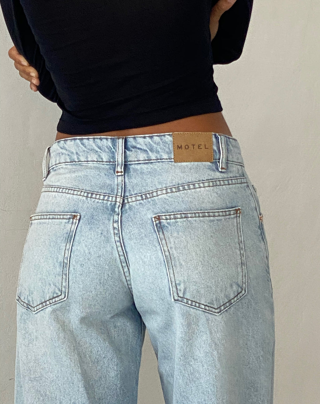 Jeans larghi extra a vita bassa con lavaggio blu estremo