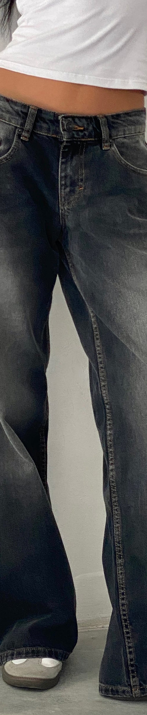 Immagine di Roomy Extra Wide Low Rise Jeans in Grigio Used Bleach