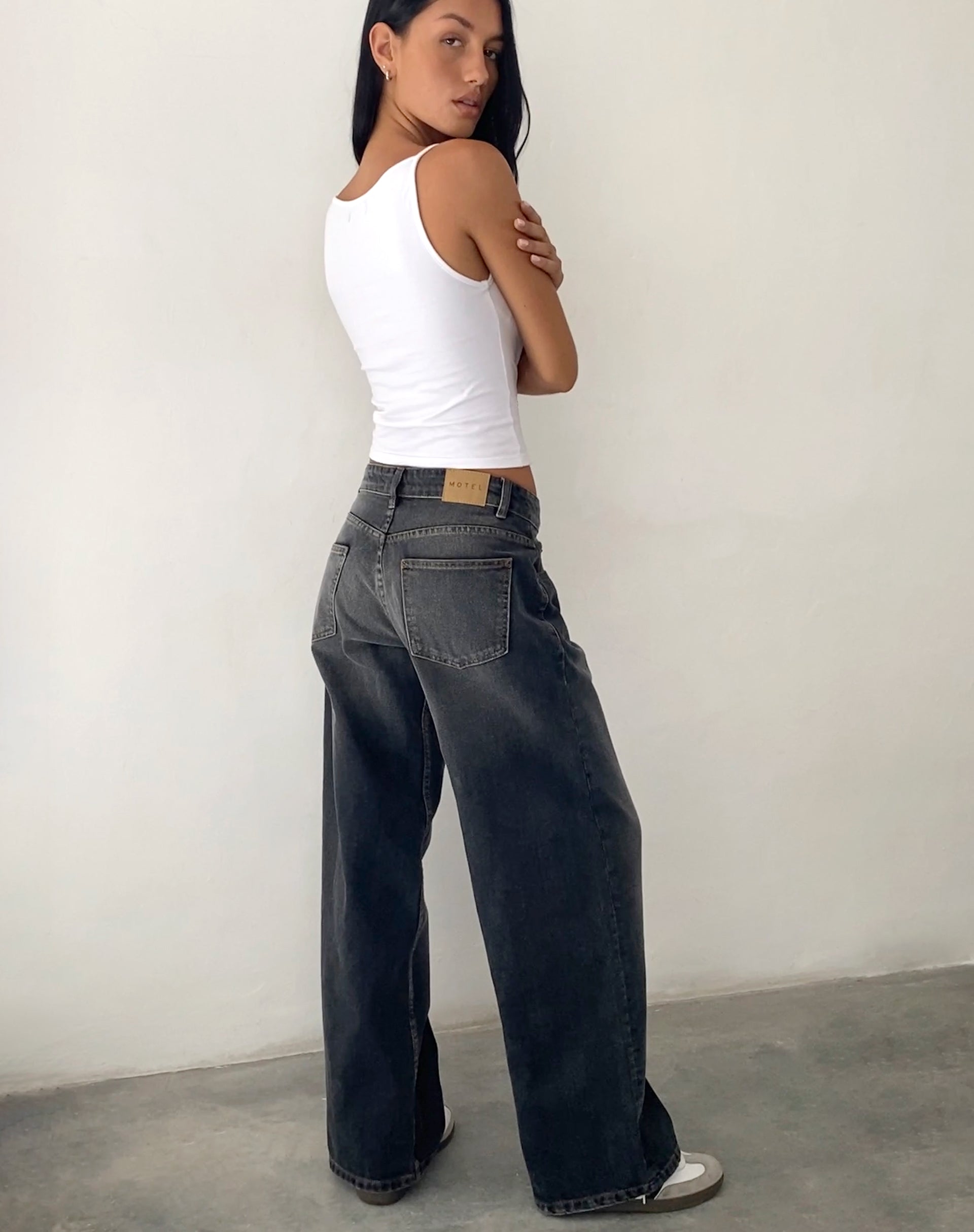 Immagine di Roomy Extra Wide Low Rise Jeans in Grigio Used Bleach