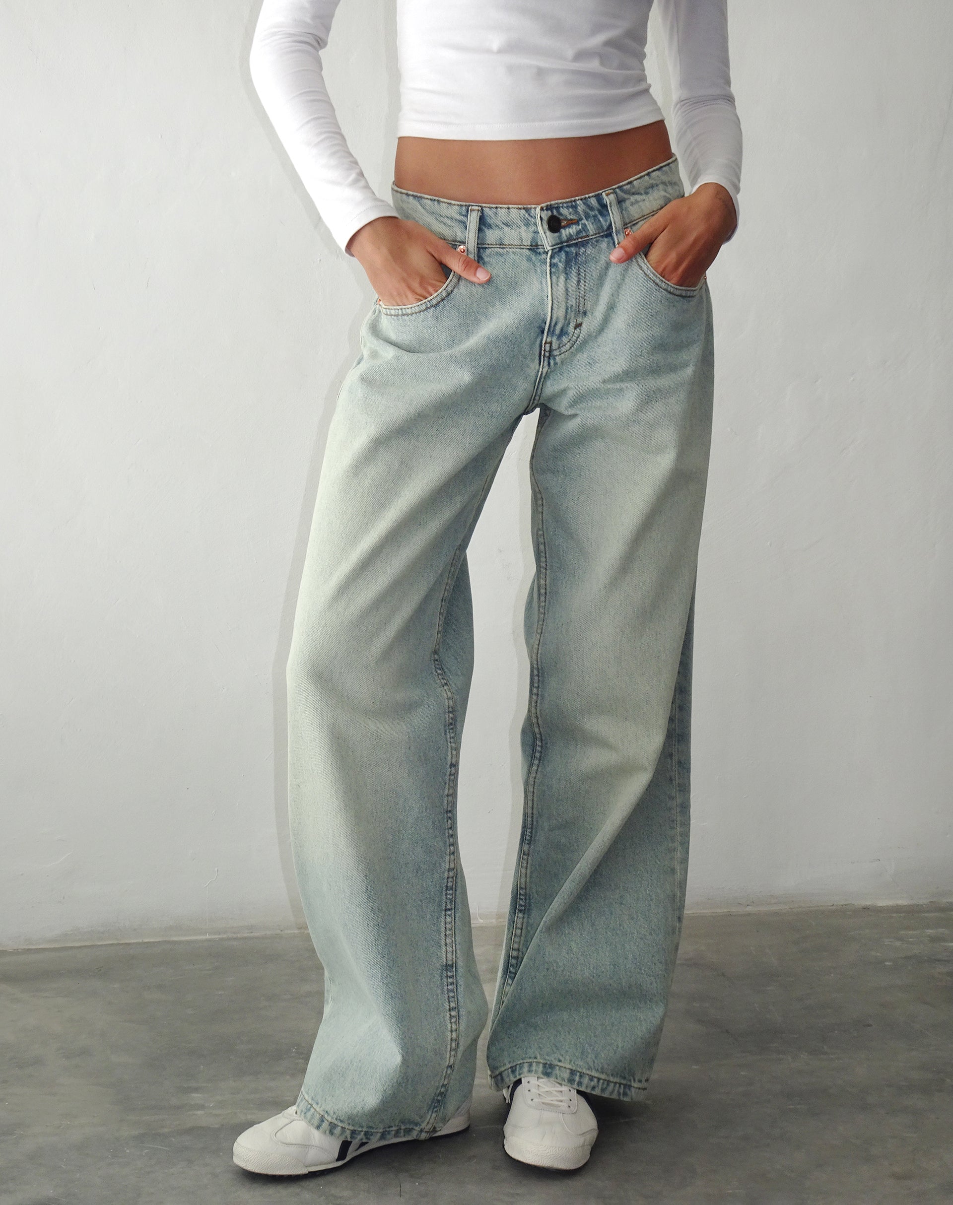 Immagine dei jeans Roomy Extra Wide a vita bassa con lavaggio Super Bleached