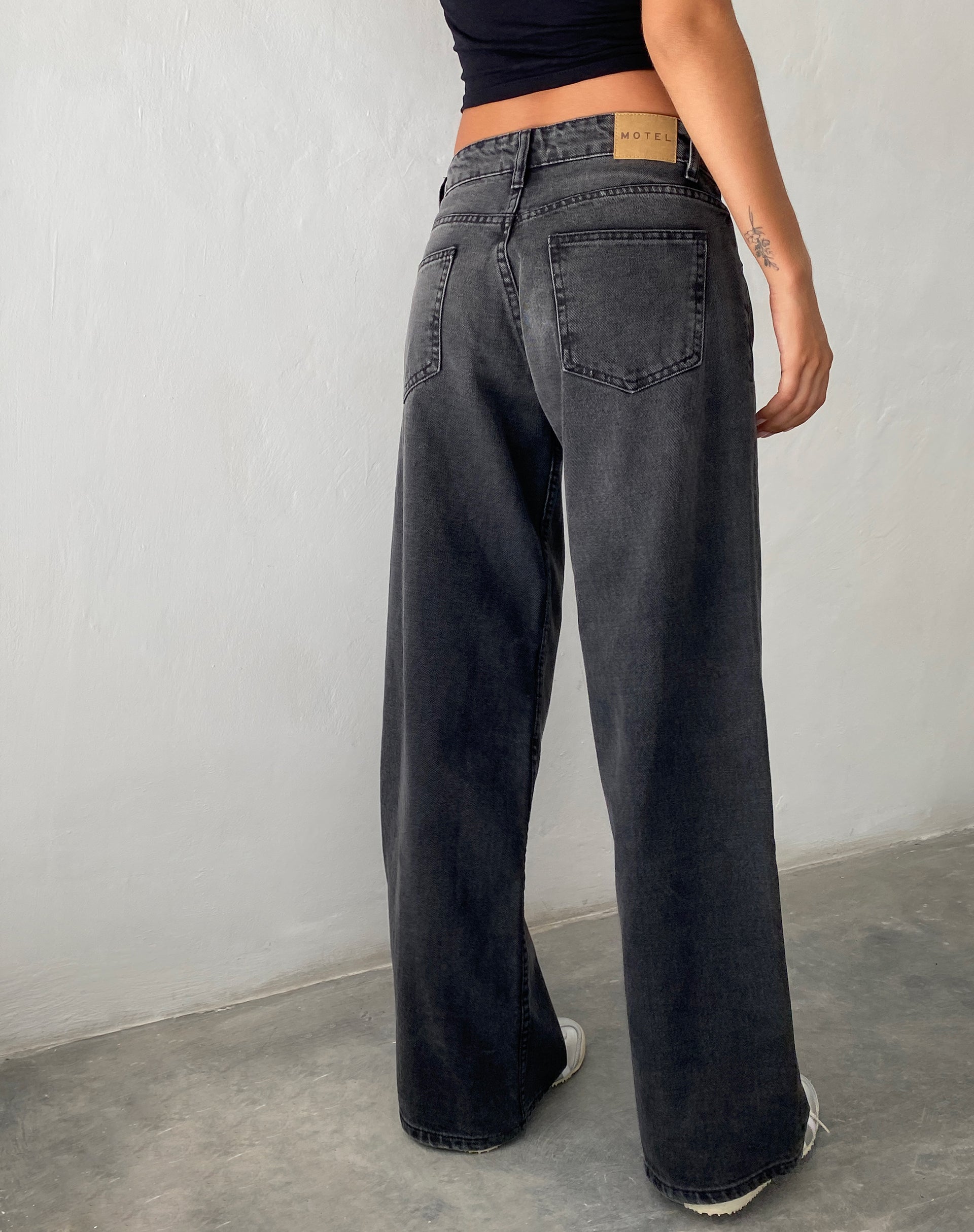Immagine di Roomy Jeans extra larghi a vita bassa in nero lavato Grigio