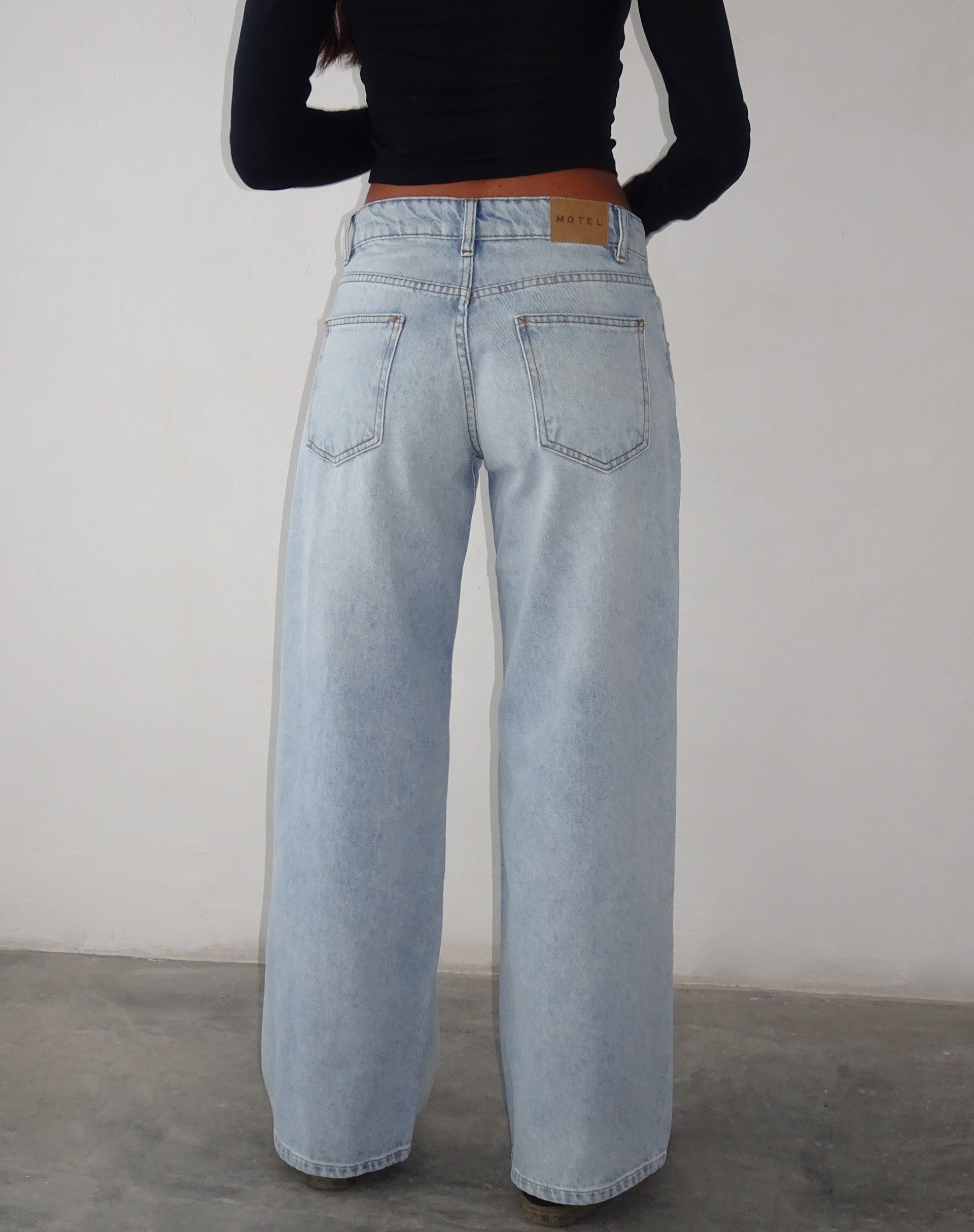 Immagine di Roomy Extra Wide Low Rise Jeans in Extreme Light Blue Wash