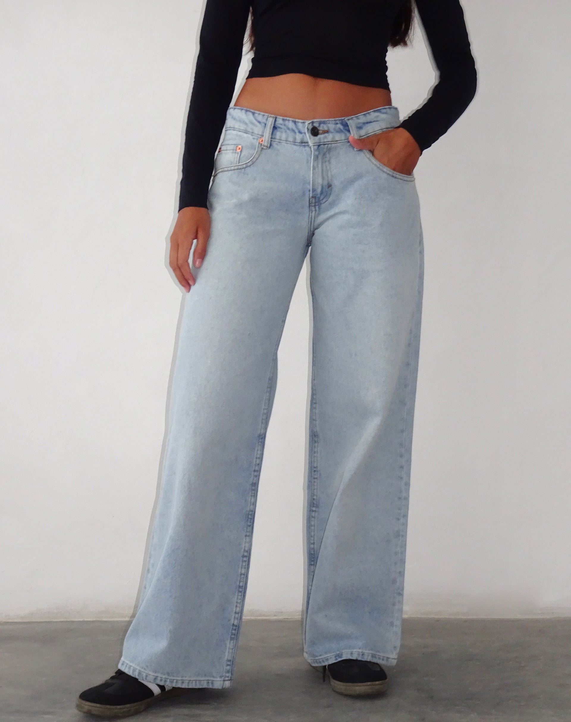 Immagine di Roomy Extra Wide Low Rise Jeans in Extreme Light Blue Wash