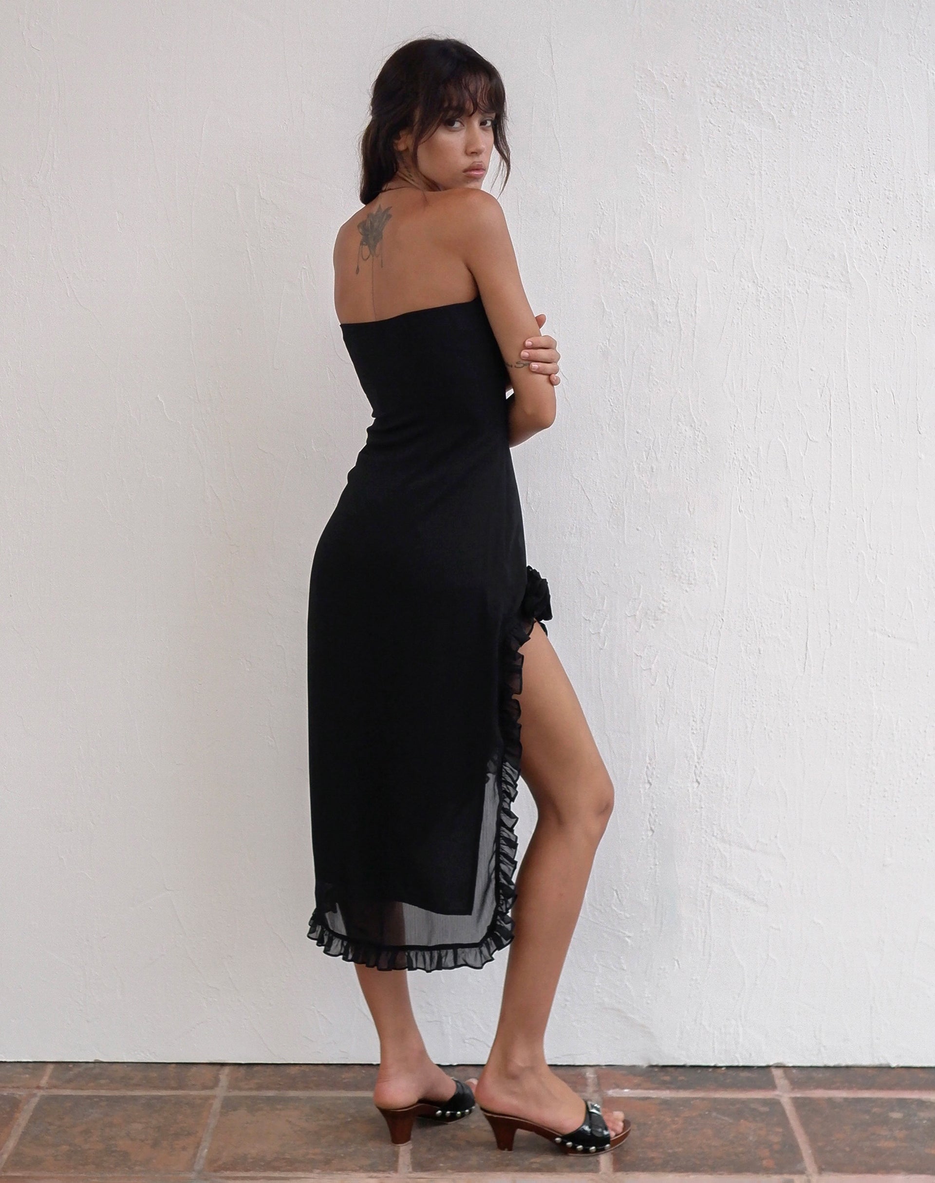 Immagine di Rosaya Ruffle Rosette Bandeau Midi Dress in chiffon nero