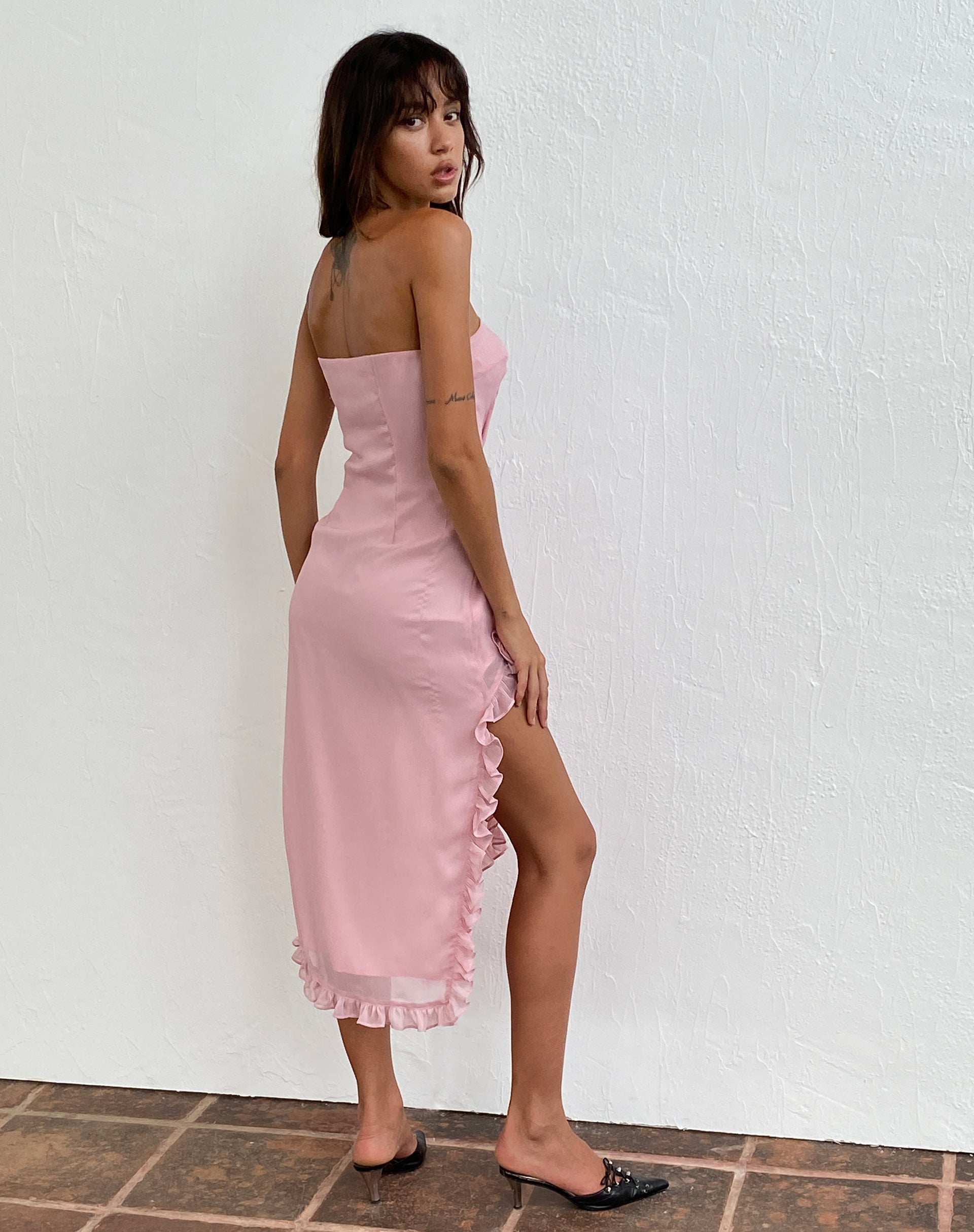 Immagine di Rosaya Ruffle Rosette Bandeau Midi Dress in chiffon rosa