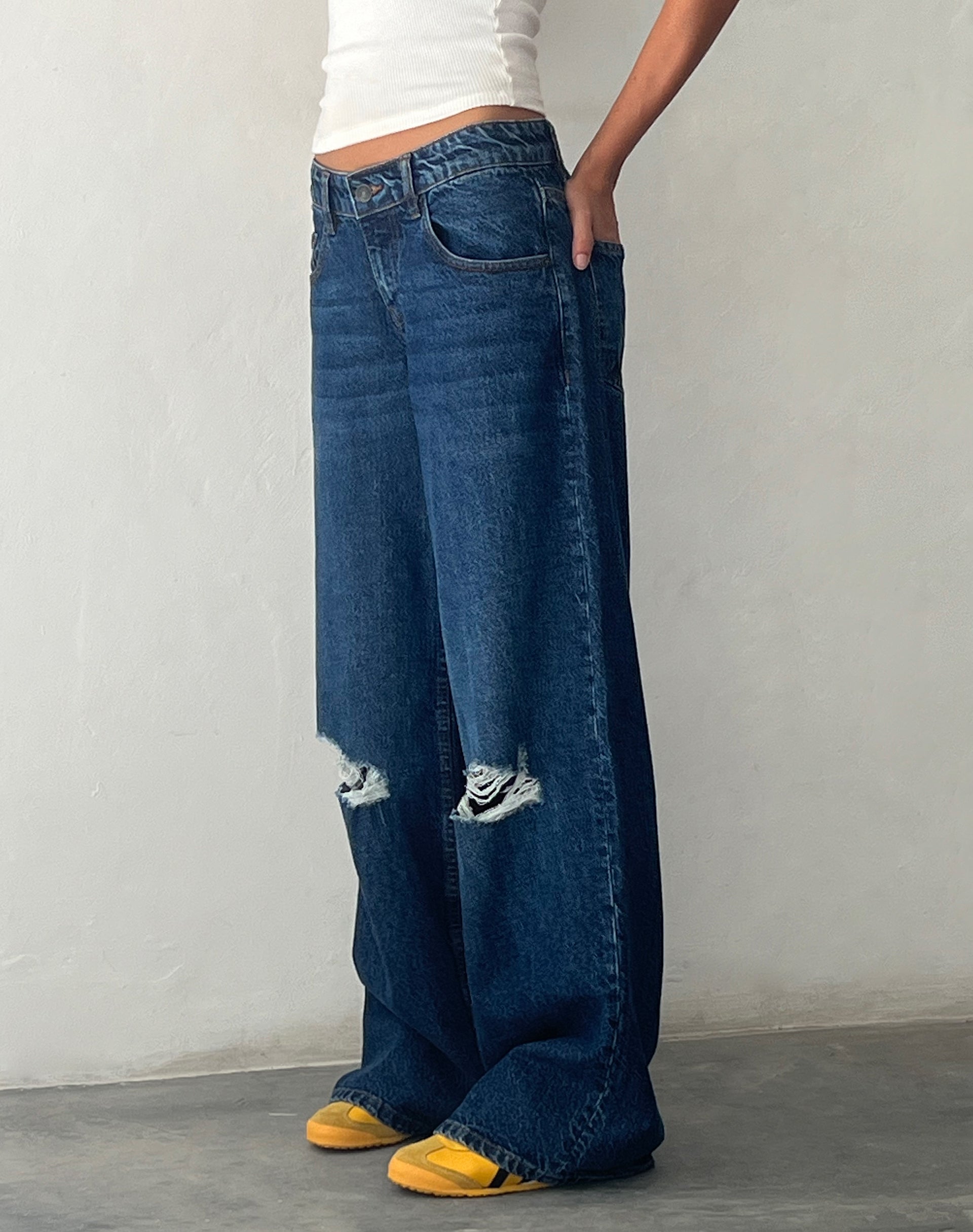 immagine di Jean strappati, extra larghi e a vita bassa, di colore blu medio usato