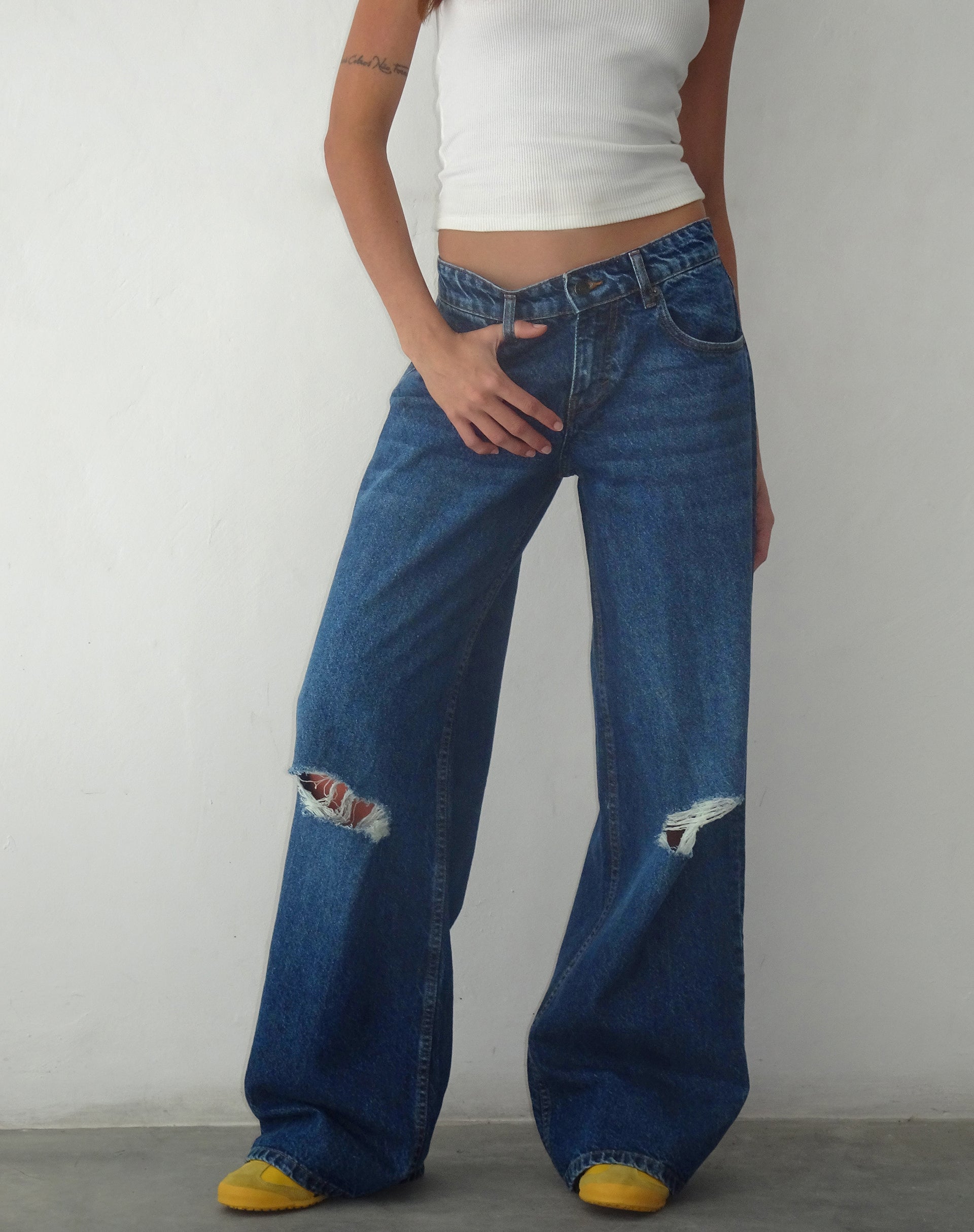 immagine di Jean strappati, extra larghi e a vita bassa, di colore blu medio usato