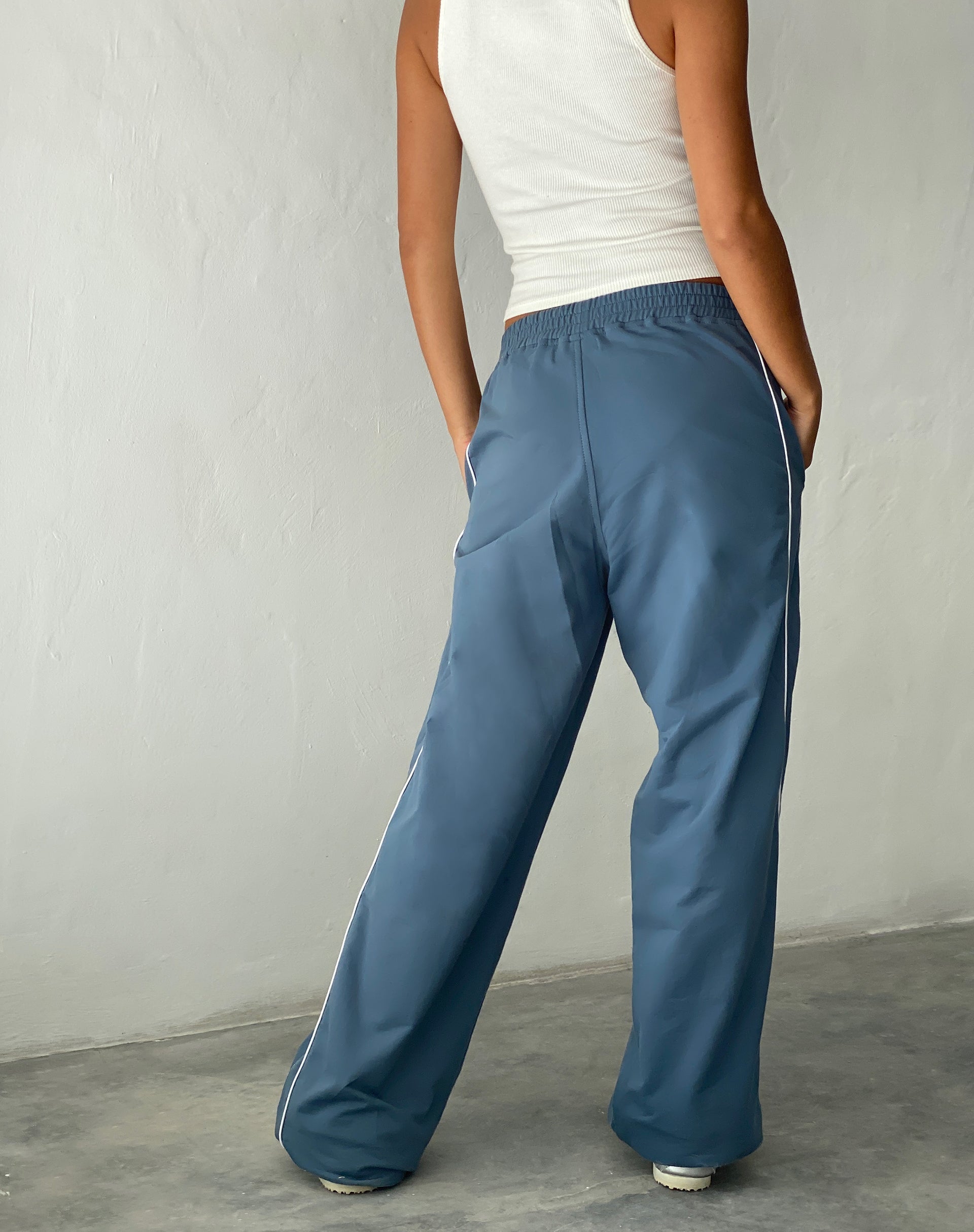 Immagine di Benton Jogger a gamba larga in blu con ricamo "M