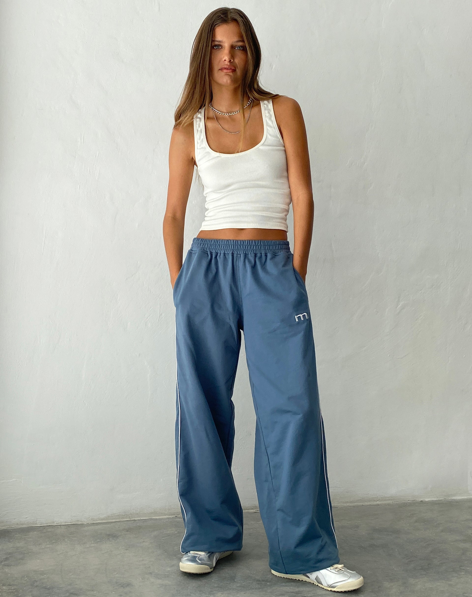Immagine di Benton Jogger a gamba larga in blu con ricamo "M