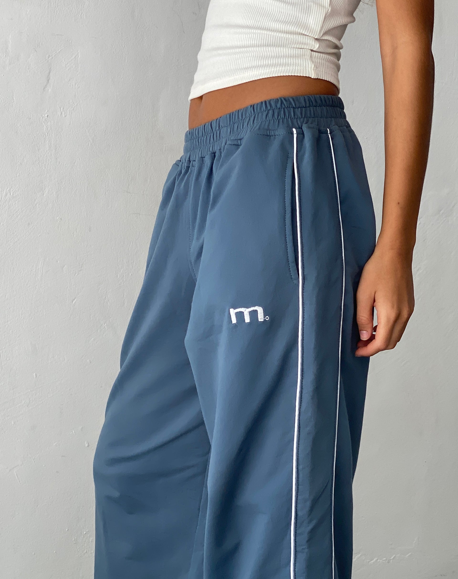 Immagine di Benton Jogger a gamba larga in blu con ricamo "M
