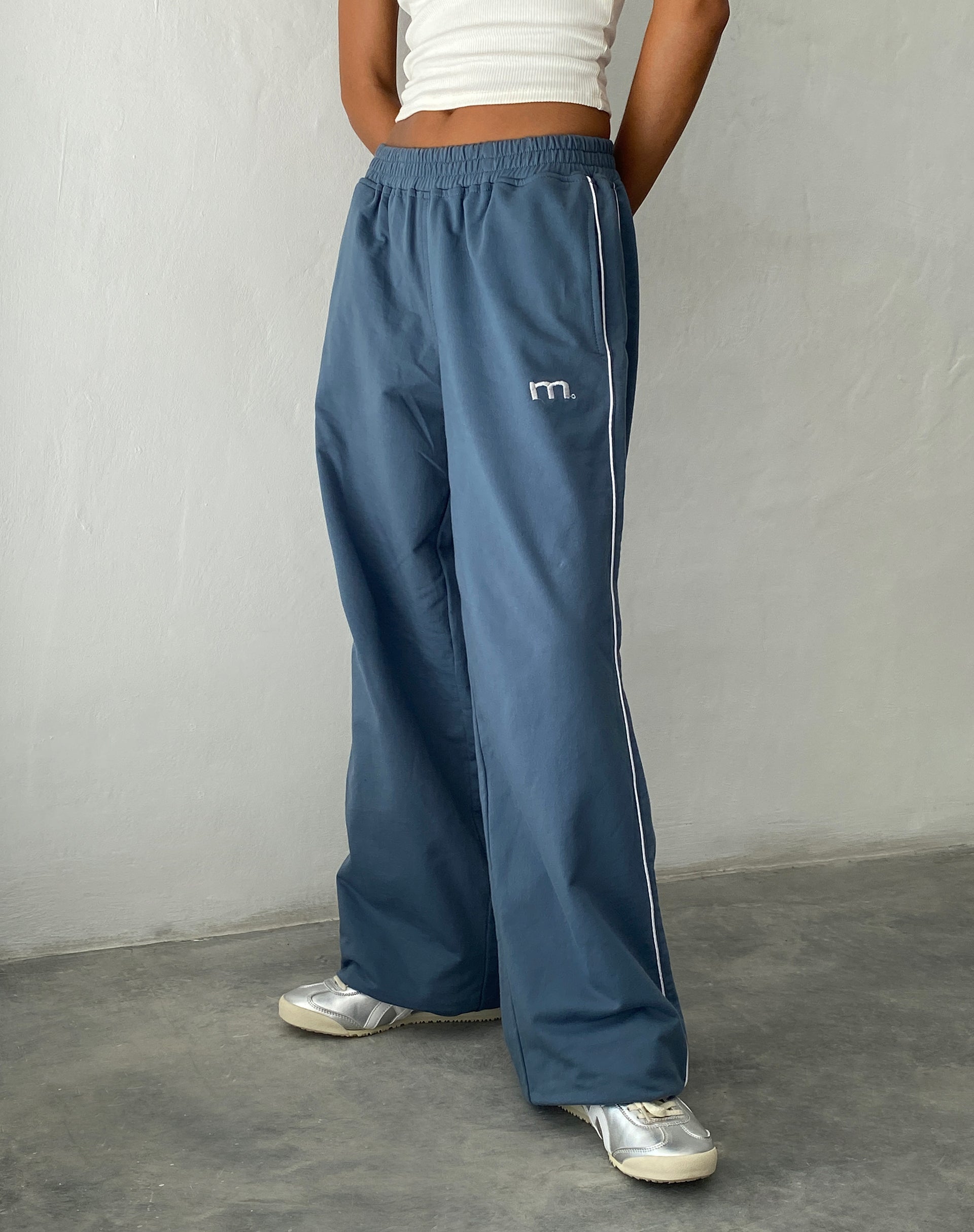 Immagine di Benton Jogger a gamba larga in blu con ricamo "M