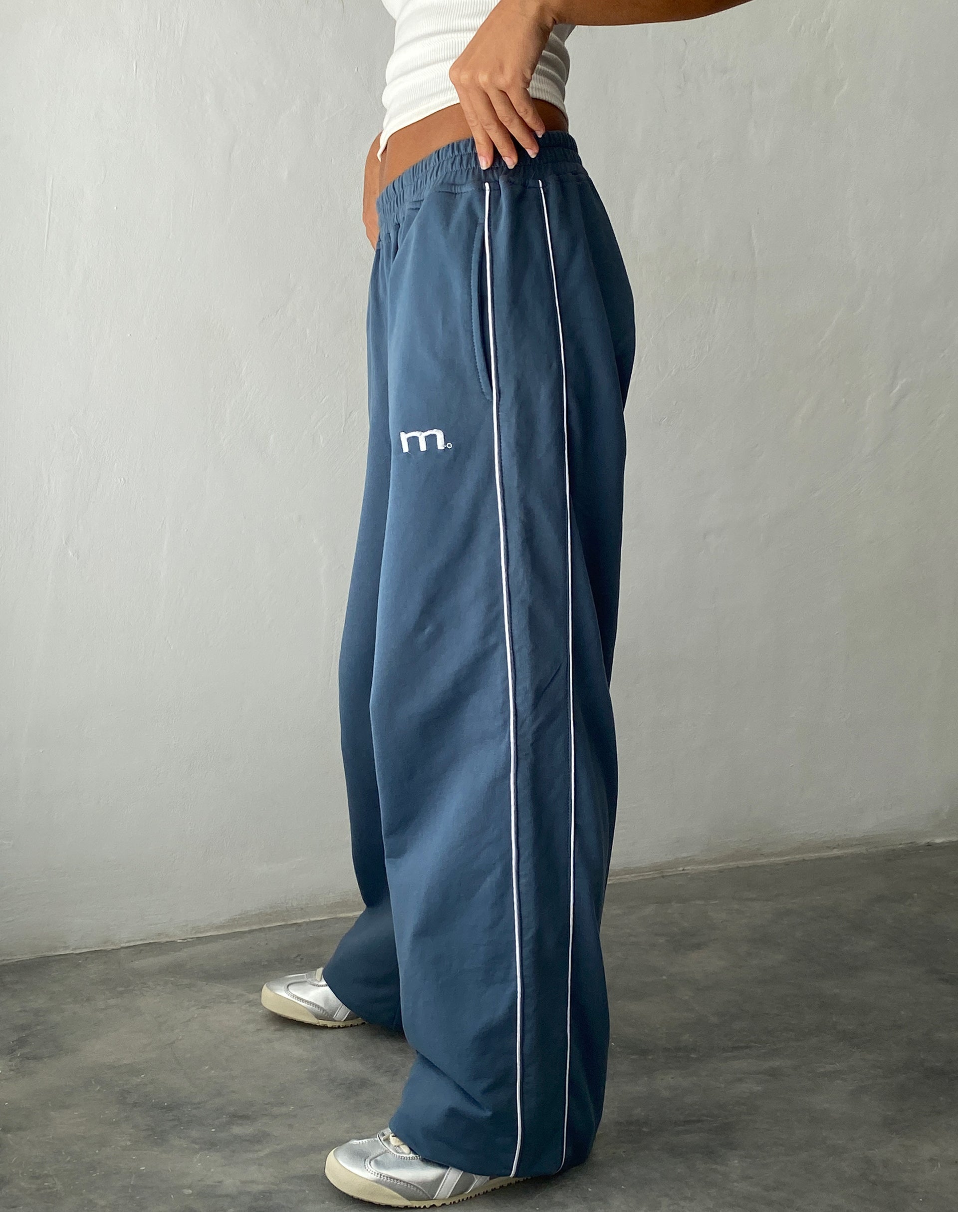 Immagine di Benton Jogger a gamba larga in blu con ricamo "M