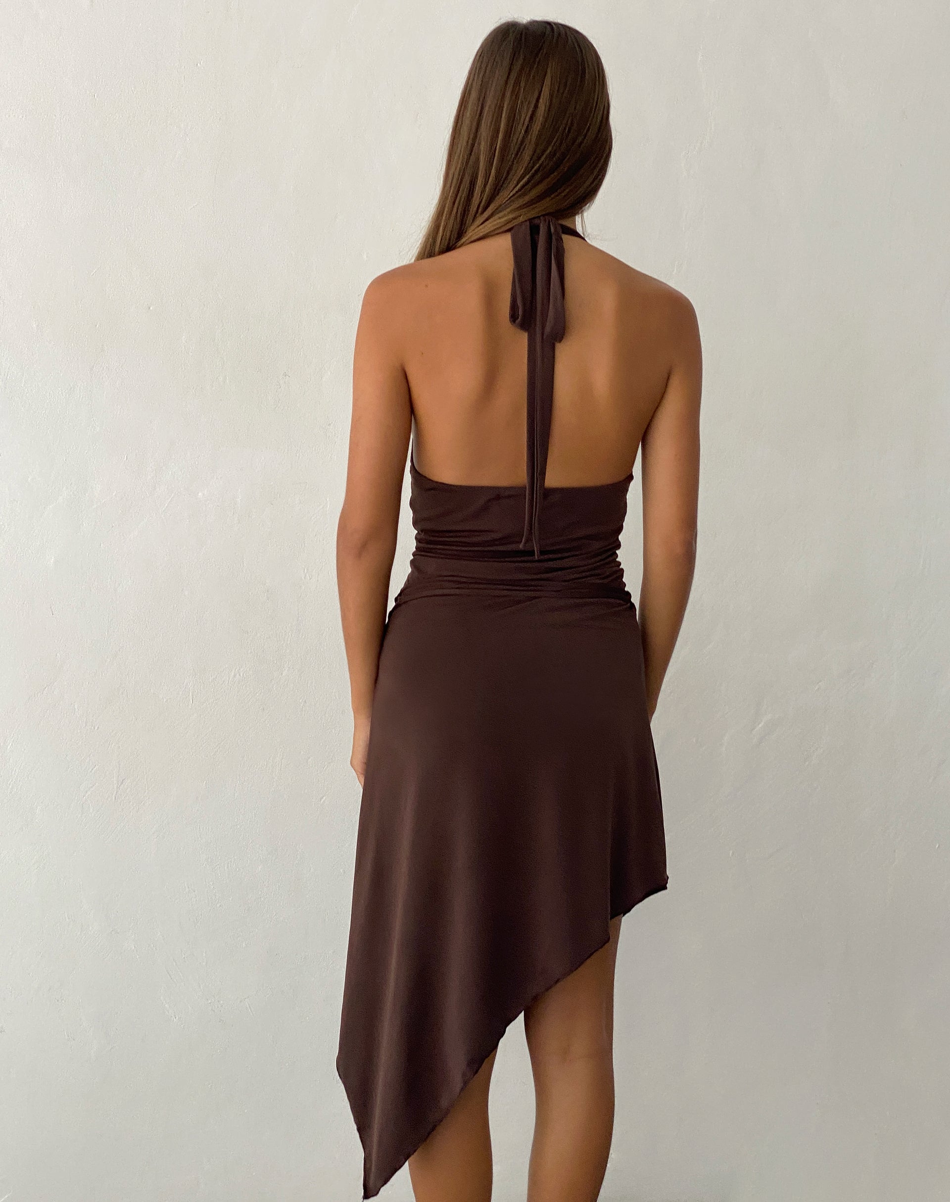 Immagini di Ruebelle - Vestito midi asimmetrico con scollo a mezzaluna in Mocca