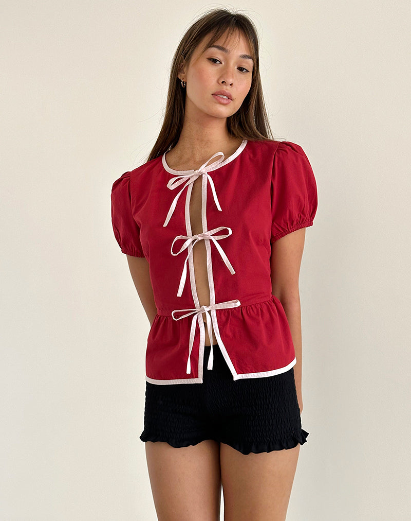 Camicetta Ryota Tie Front in rosso adrenalinico con rilegatura rosa