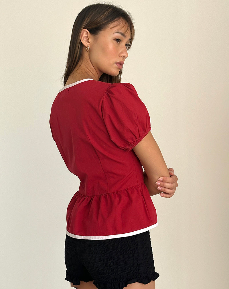 immagine della blusa Ryota Tie Front in rosso adrenalinico con rilegatura rosa