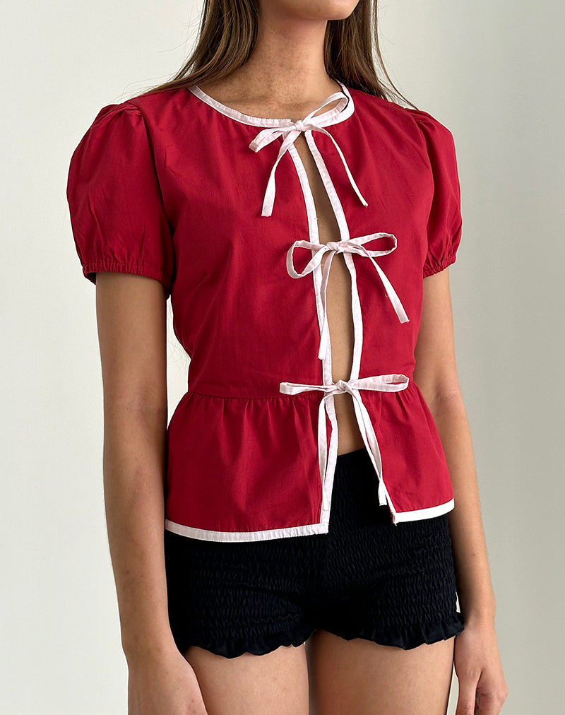 immagine della blusa Ryota Tie Front in rosso adrenalinico con rilegatura rosa