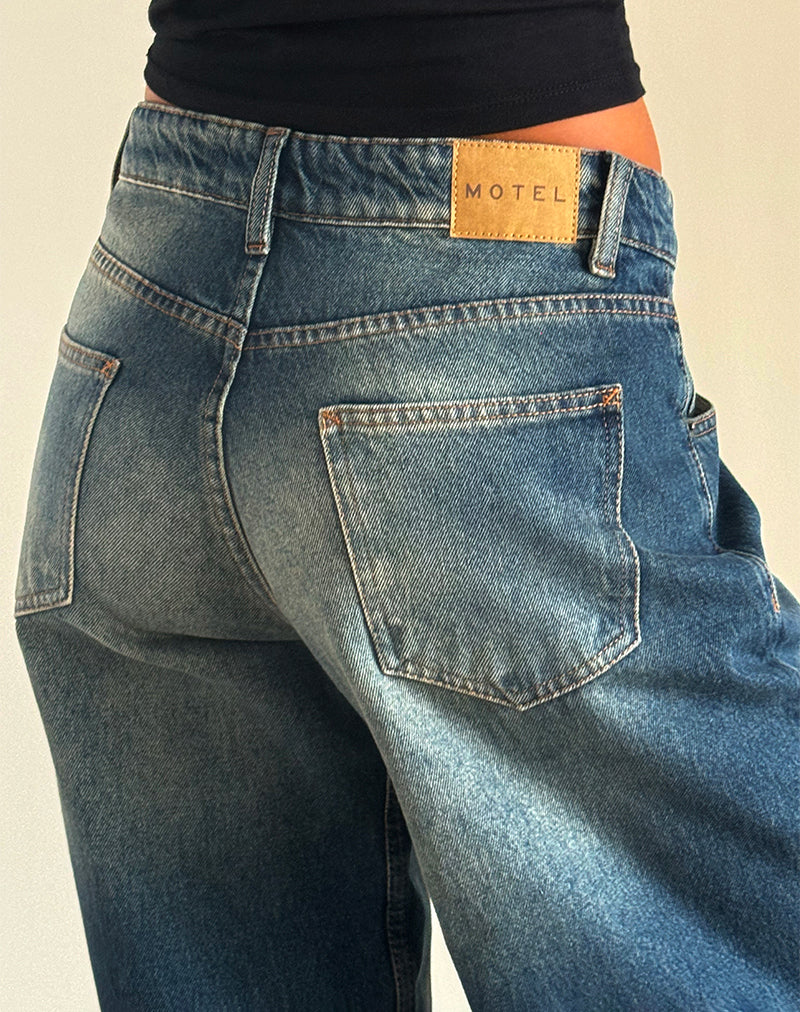Immagine di Roomy Extra Wide Low Rise Jeans in Dark Vintage