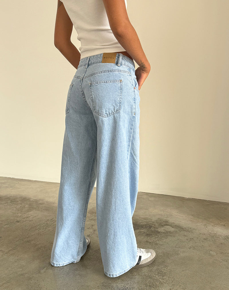 Immagine di Roomy Extra Wide Low Rise Jeans in Light Wash Blue