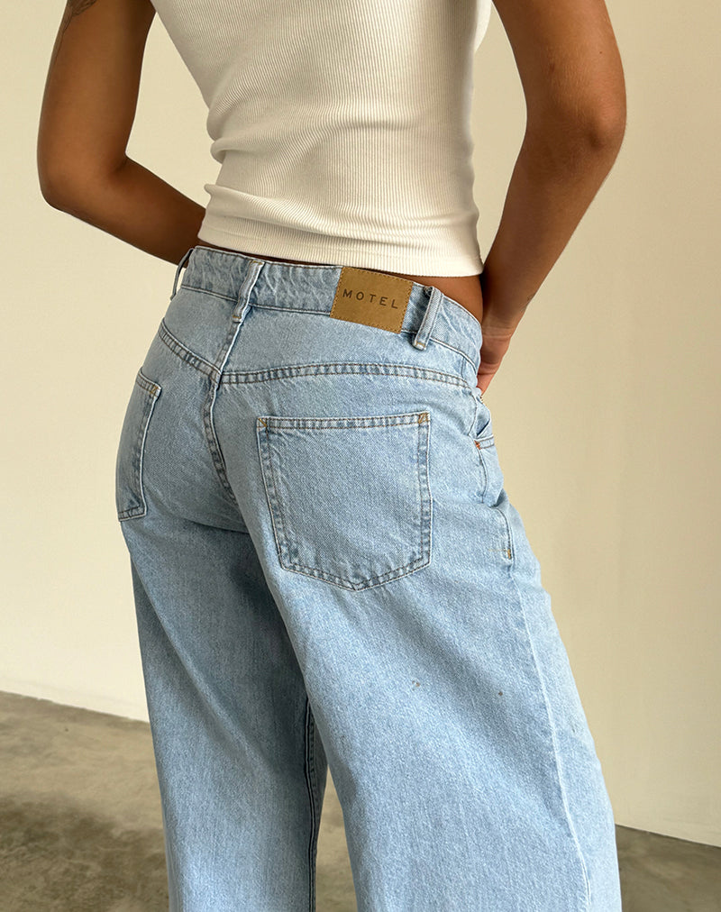 Immagine di Roomy Extra Wide Low Rise Jeans in Light Wash Blue