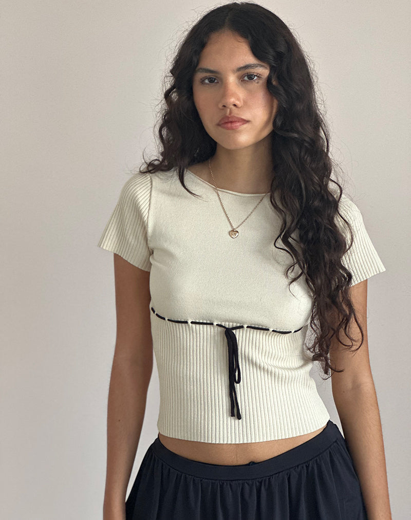 Immagine di Sabine Top in beige con rilegatura nera