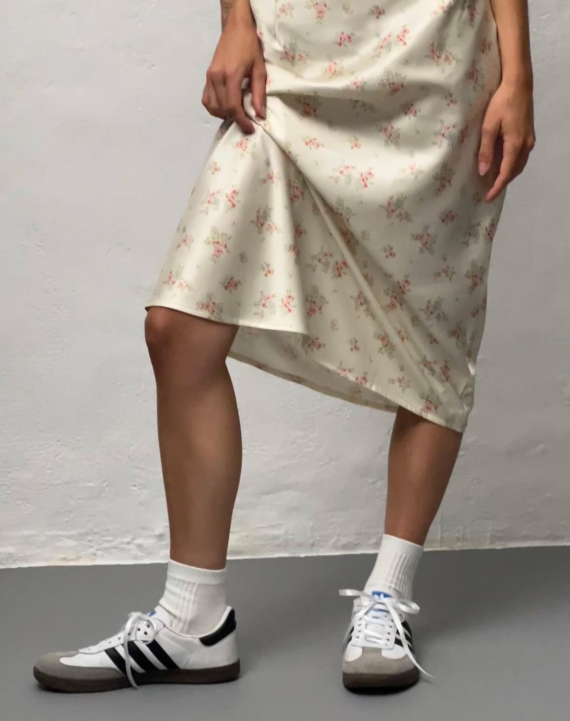 Immagine di Piya Gonna Midi in raso Vintage Rose Garland