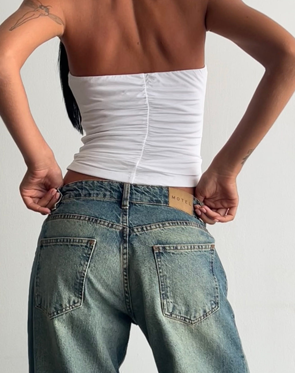 Top a fascia increspato Sajna in bianco